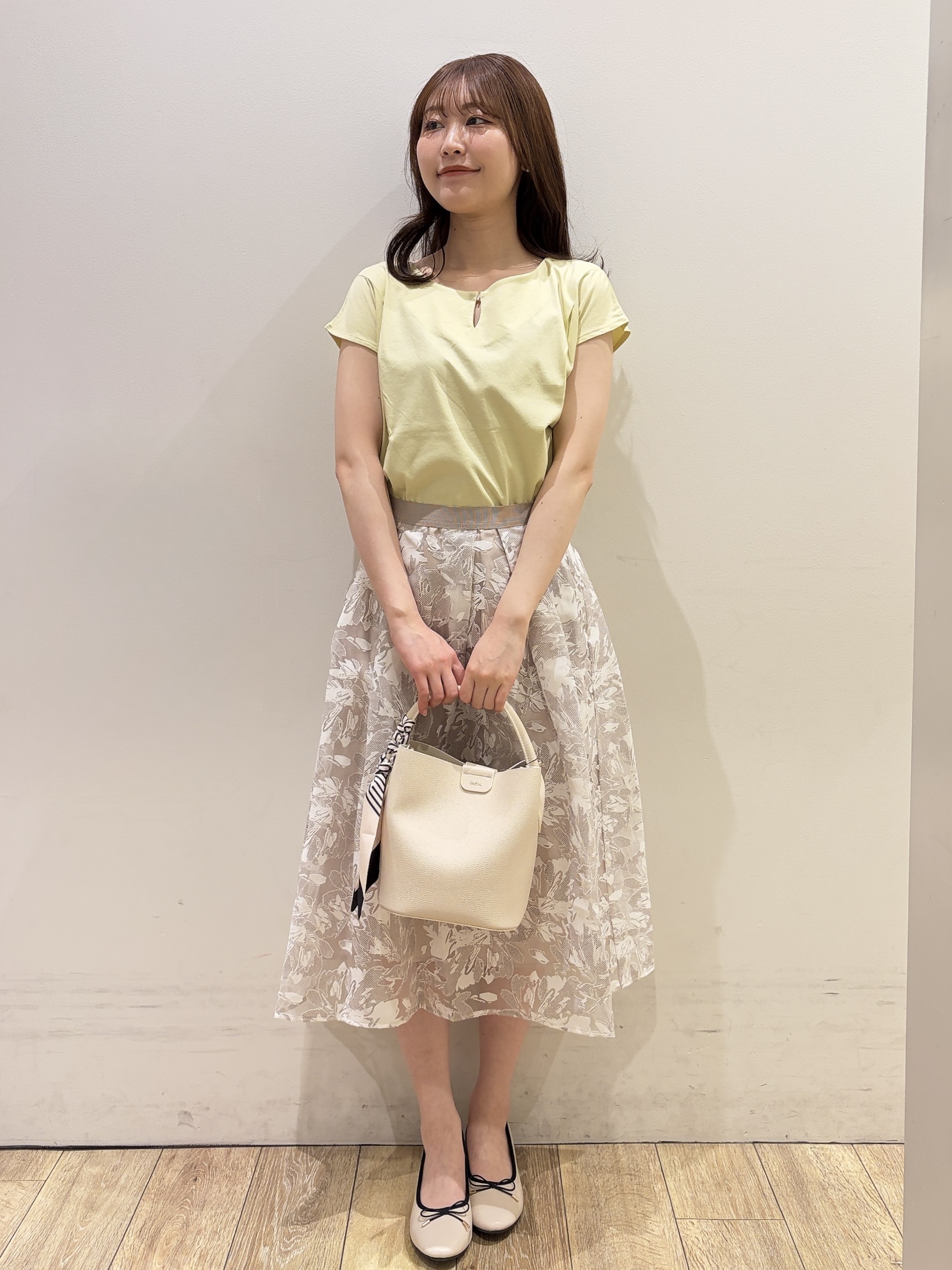 MOMOさんの「index｜【接触冷感】ビジューキーネックフレンチトップス《UVケア／洗濯機OK／XS～3L／8col》」を使ったコーディネート