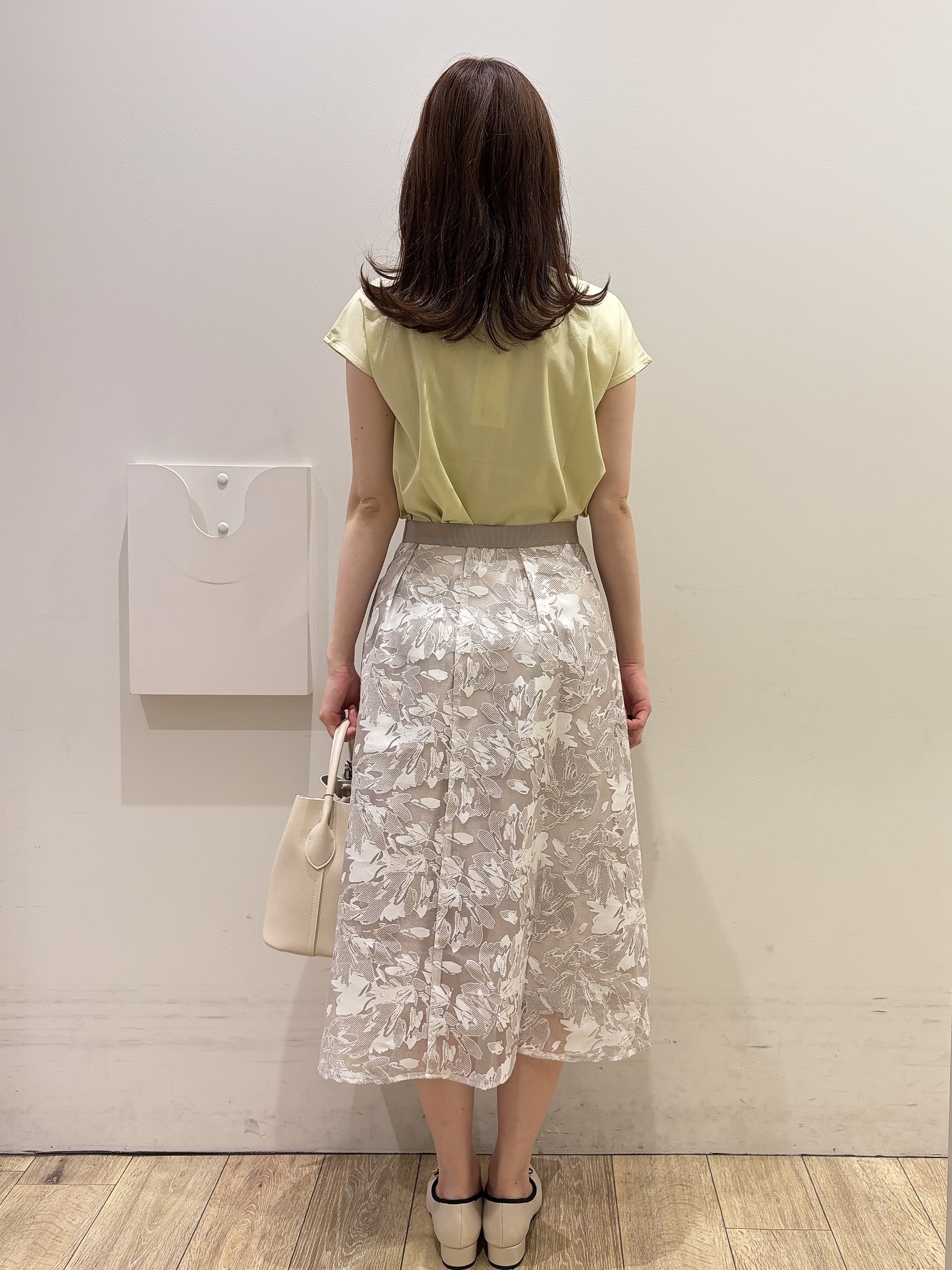 MOMOさんの「index｜【接触冷感】ビジューキーネックフレンチトップス《UVケア／洗濯機OK／XS～3L／8col》」を使ったコーディネート