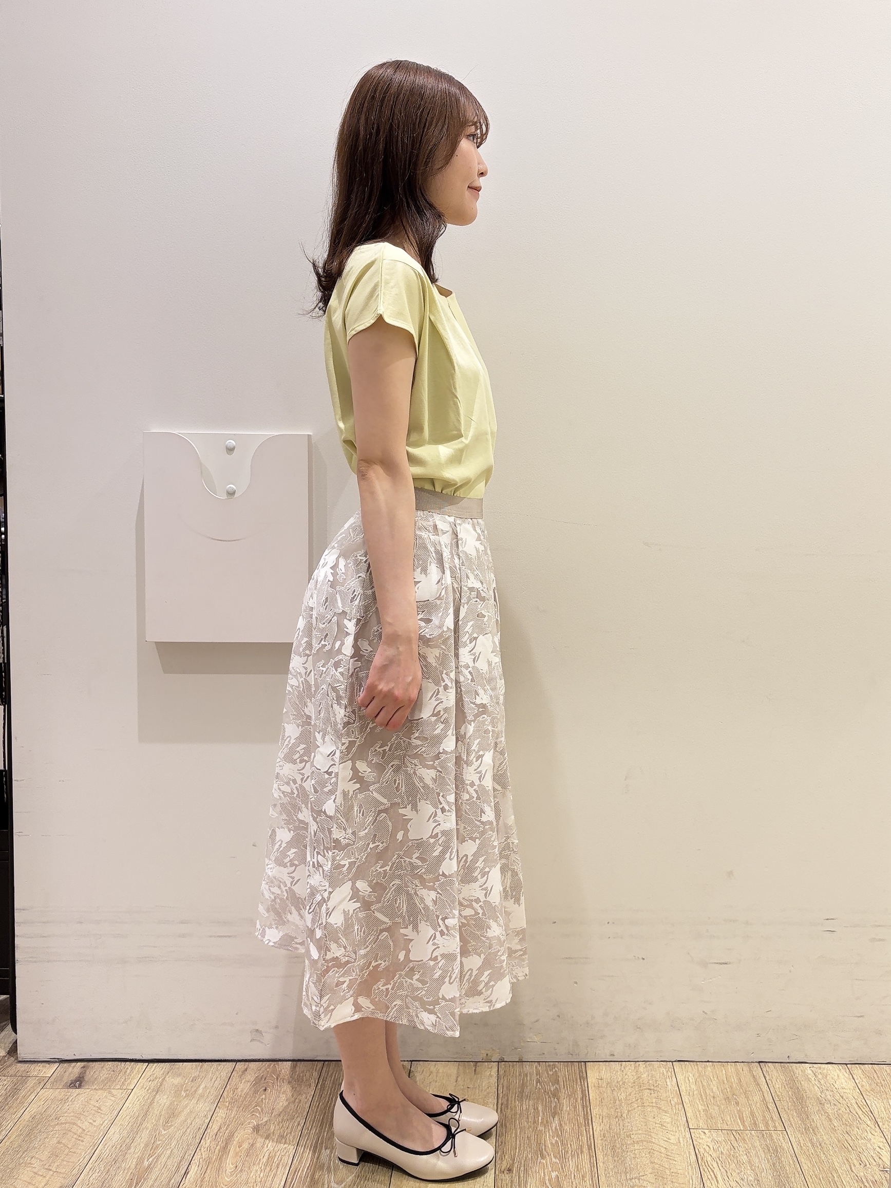 MOMOさんの「index｜【接触冷感】ビジューキーネックフレンチトップス《UVケア／洗濯機OK／XS～3L／8col》」を使ったコーディネート