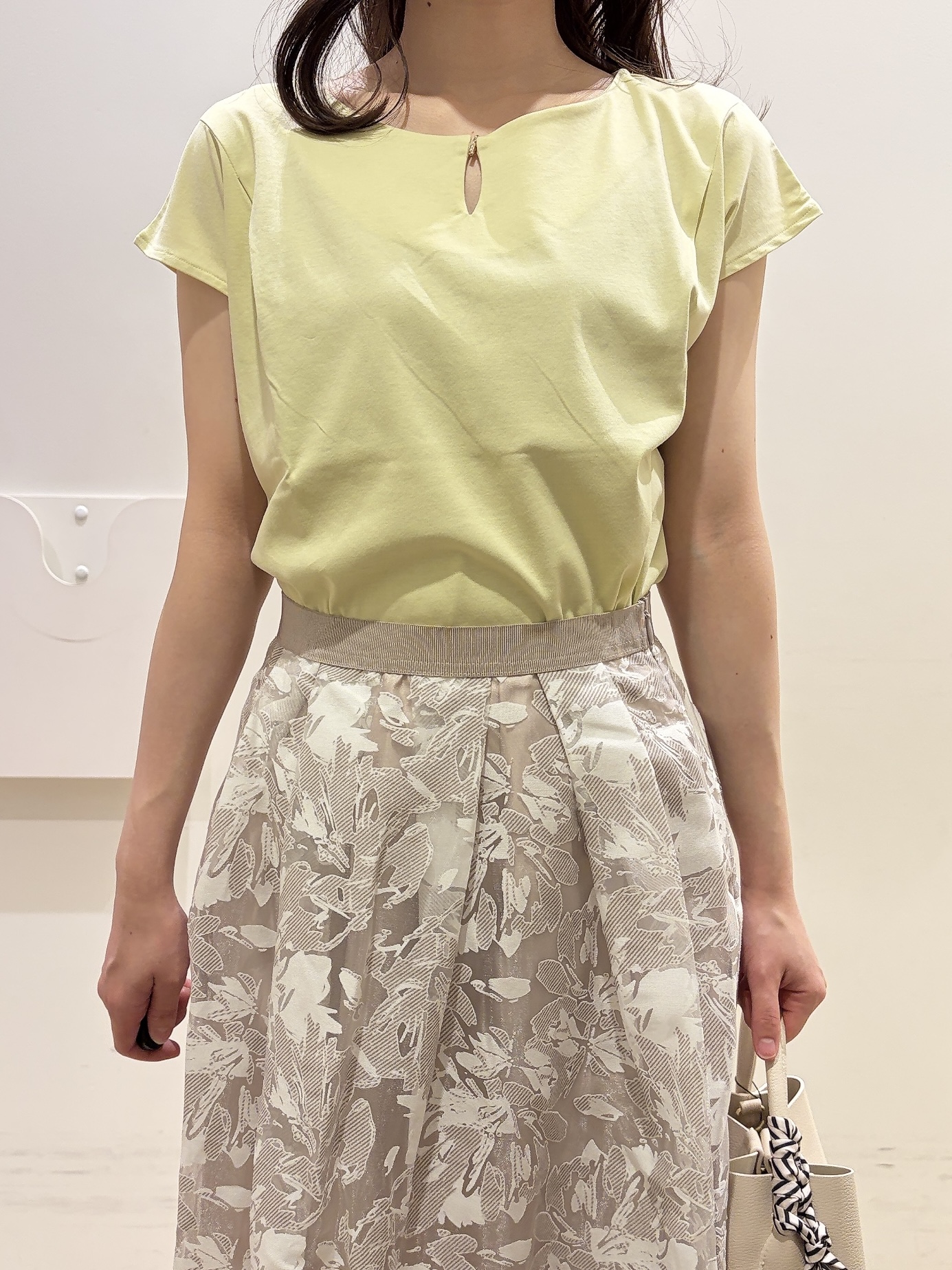 MOMOさんの「index｜【接触冷感】ビジューキーネックフレンチトップス《UVケア／洗濯機OK／XS～3L／8col》」を使ったコーディネート