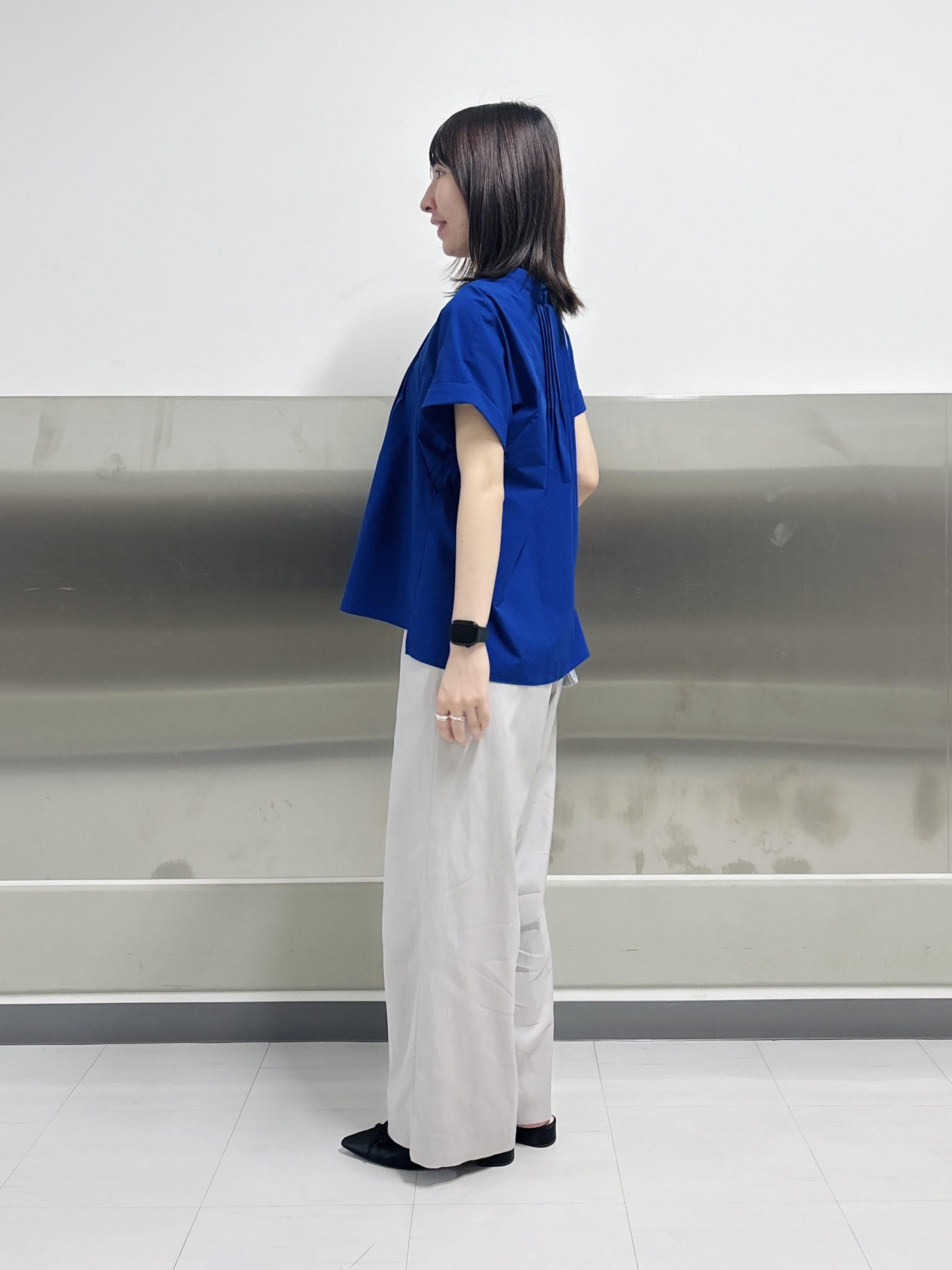 Yoshimiさんの「INDIVI｜【撥水／UVケア／SETUP可能】軽量タックスキッパーブラウス」を使ったコーディネート