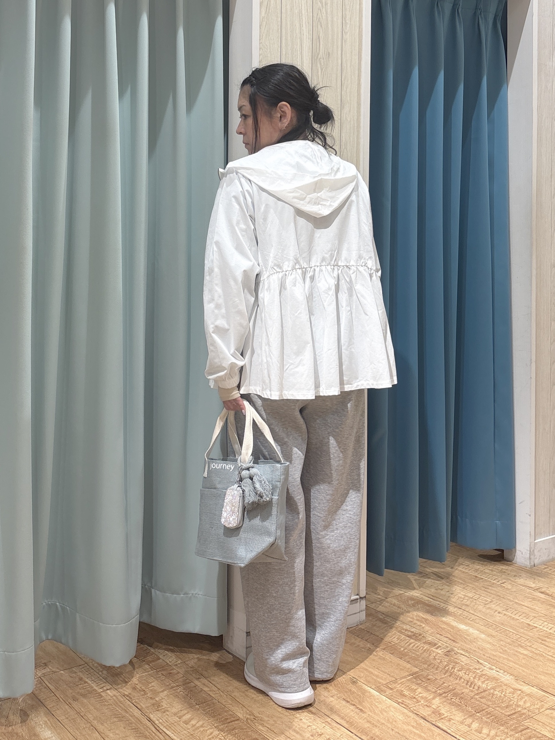 わかさんの「SHOO･LA･RUE｜【S-LL/体型カバー】日焼け対策にも女性らしさを UVカットペプラムパーカ」を使ったコーディネート