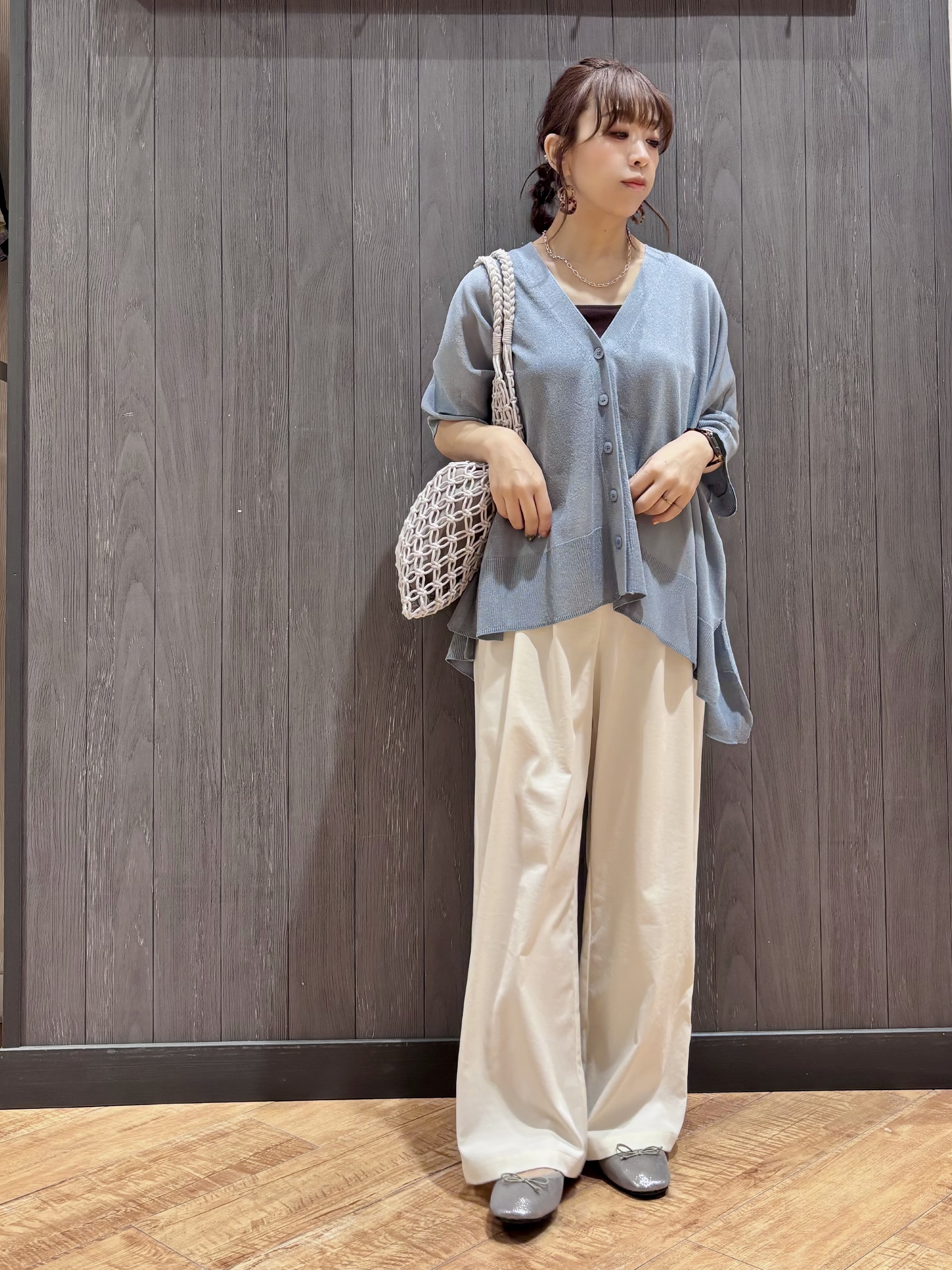 meiさんの「SHOO･LA･RUE｜【洗濯機可/体型カバー】上品ラメがきらめく シアーポンチョ風カーディガン」を使ったコーディネート
