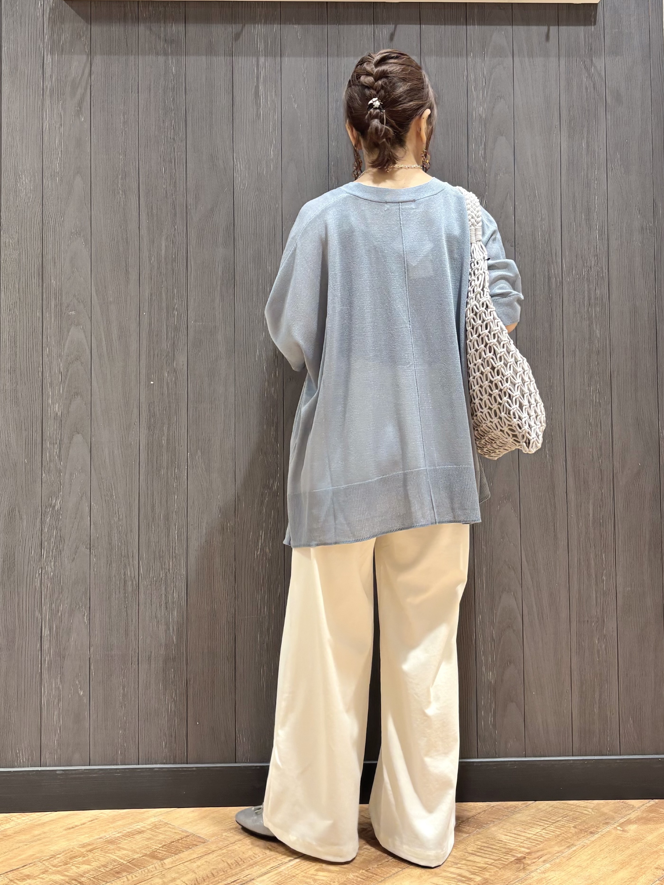 meiさんの「SHOO･LA･RUE｜【洗濯機可/体型カバー】上品ラメがきらめく シアーポンチョ風カーディガン」を使ったコーディネート