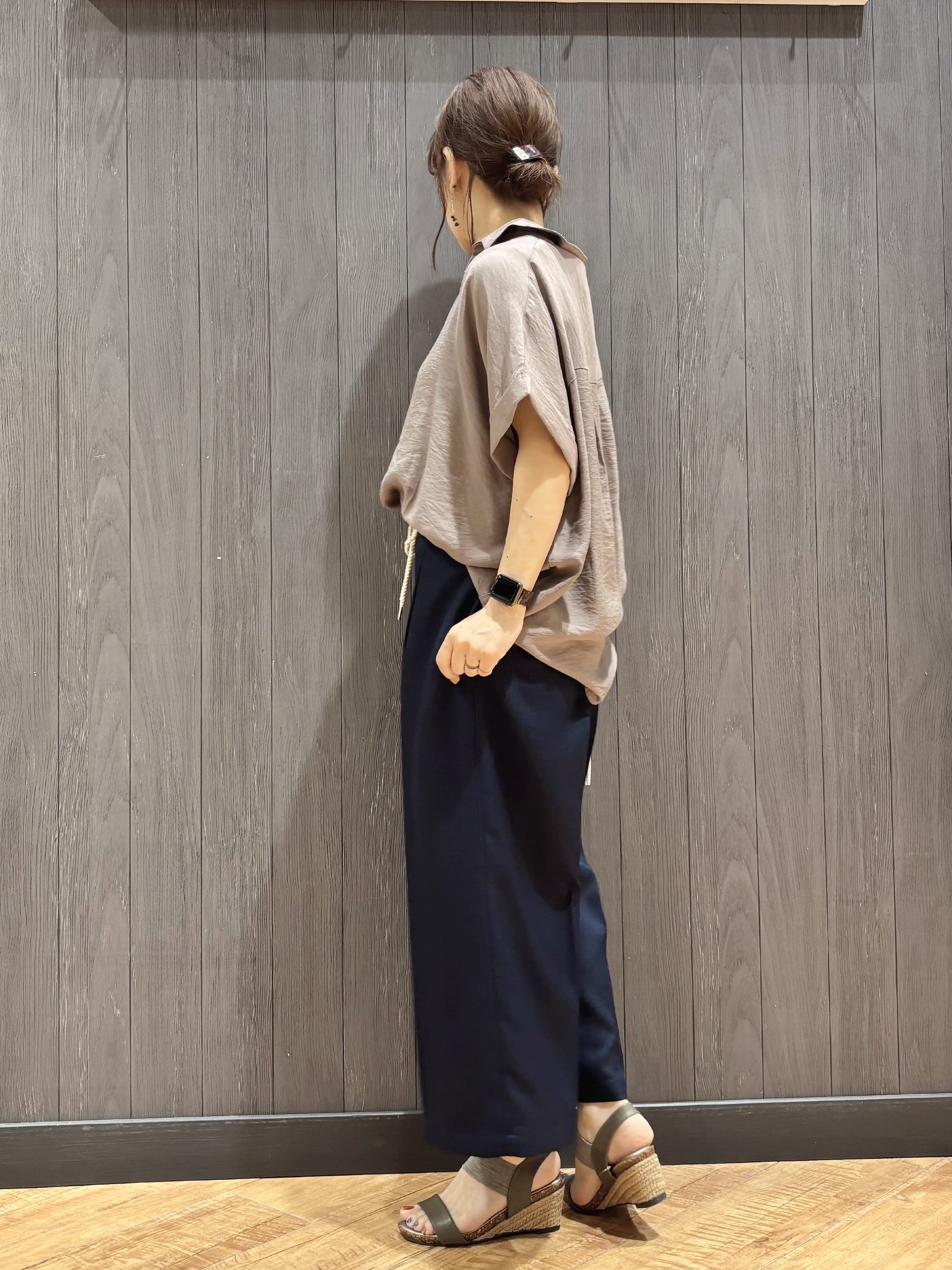 meiさんの「SHOO･LA･RUE｜【S-LL/洗濯機可】インせず着られる 裾タック スキッパーシャツ」を使ったコーディネート