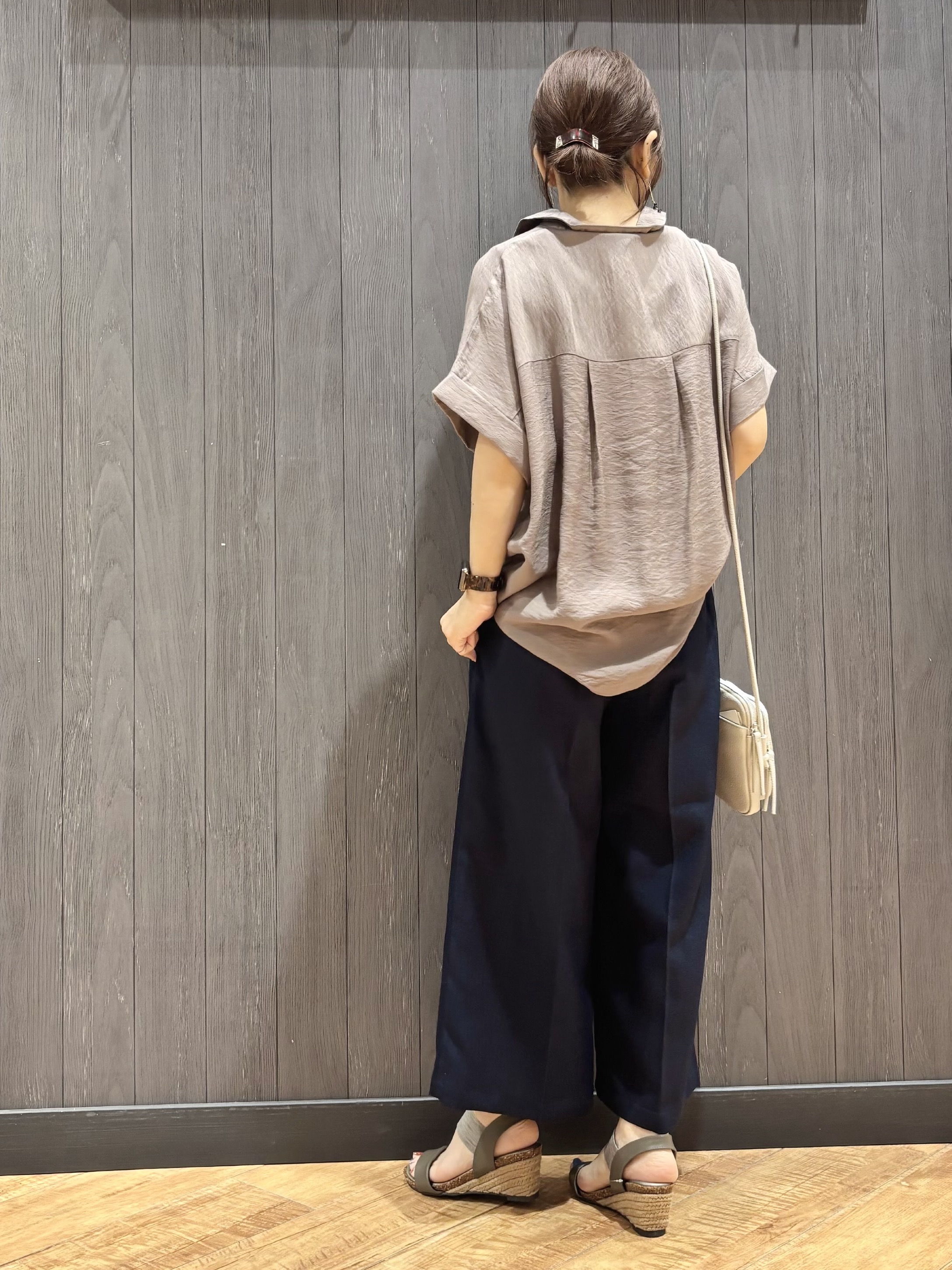 meiさんの「SHOO･LA･RUE｜【S-LL/洗濯機可】インせず着られる 裾タック スキッパーシャツ」を使ったコーディネート