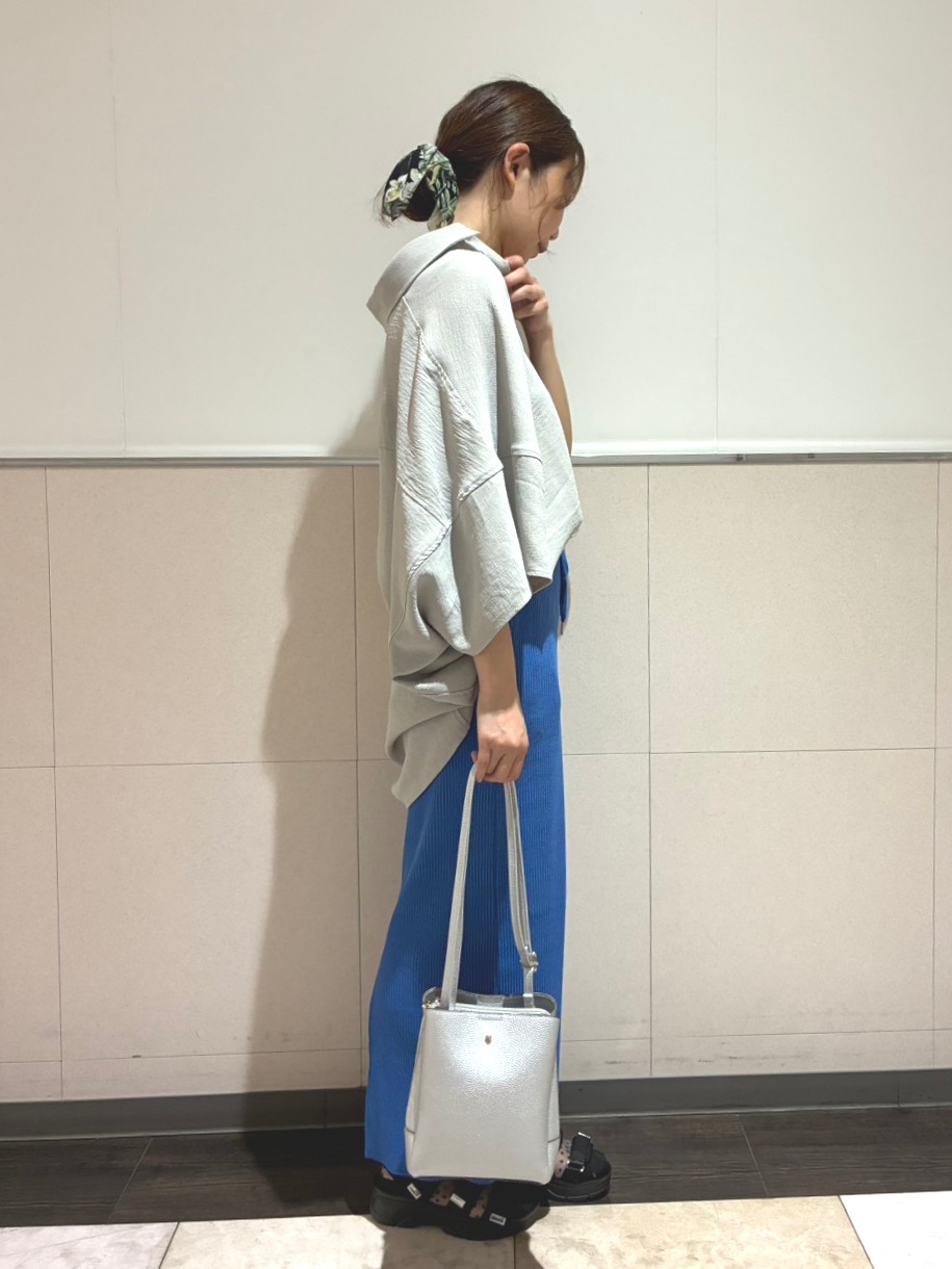 ジュンさんの「SHOO･LA･RUE｜【高レビュー/洗濯後しわになりにくい/体型カバー】きちんとゆるっと 大人の抜け感 ポンチョ風カラーシ」を使ったコーディネート