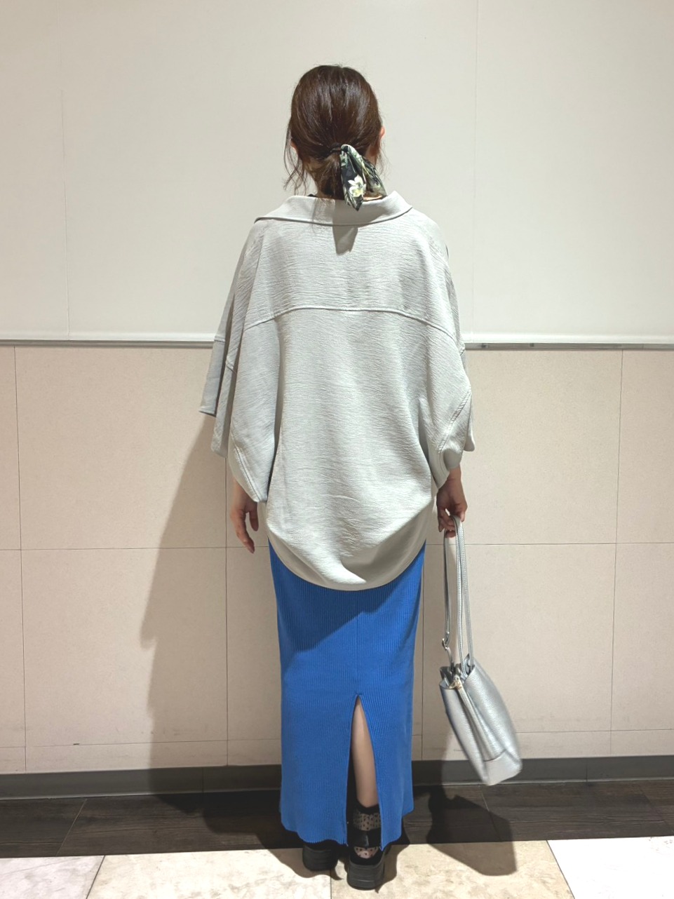 ジュンさんの「SHOO･LA･RUE｜【高レビュー/洗濯後しわになりにくい/体型カバー】きちんとゆるっと 大人の抜け感 ポンチョ風カラーシ」を使ったコーディネート