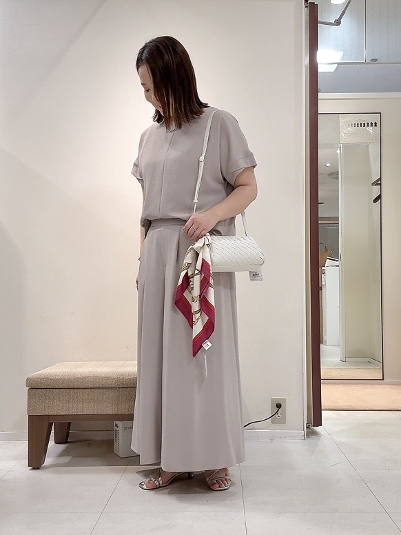 YUIさんの「UNTITLED｜【セットアップ可/UVカット/前後2WAY】リラクシーフレンチスリーブブラウス」を使ったコーディネート