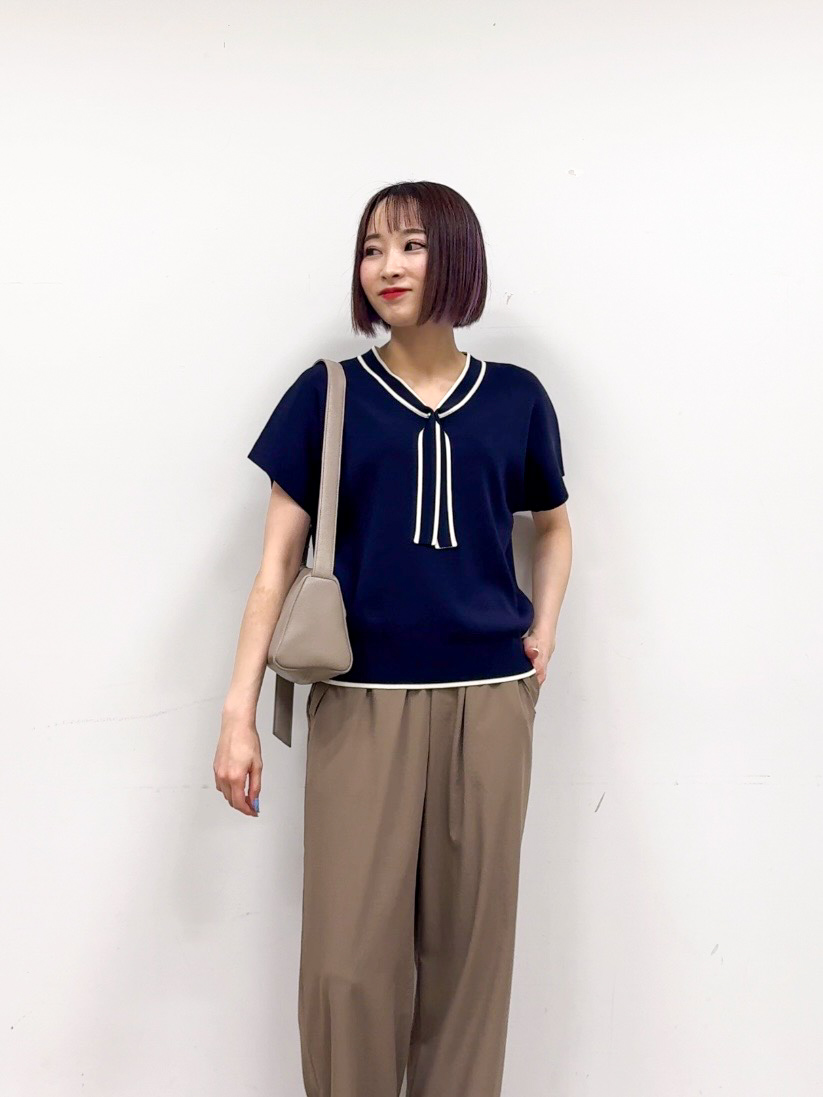 𝐜𝐡𝐢𝐤𝐚さんの「SHOO･LA･RUE｜【高レビュー/毎日洗える/UV】二の腕も隠せる 配色ボウタイニット」を使ったコーディネート