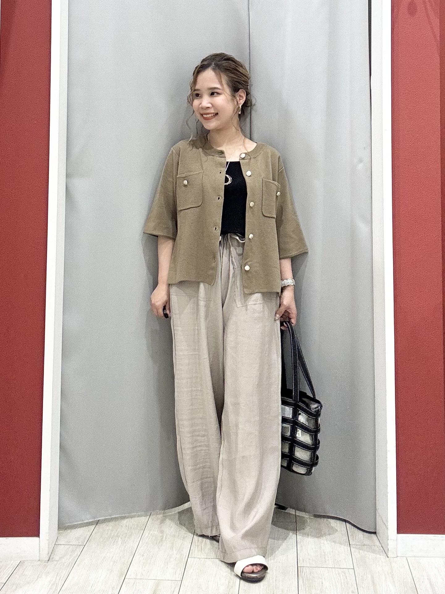 shioさんの「SHOO･LA･RUE｜【洗濯機可】スクエアネックが小顔効果に　きらきらラメタンクトップ」を使ったコーディネート