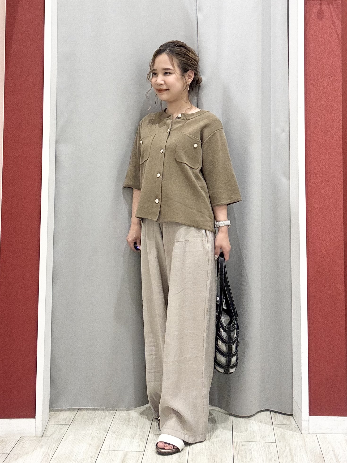 shioさんの「SHOO･LA･RUE｜【洗濯機可】スクエアネックが小顔効果に　きらきらラメタンクトップ」を使ったコーディネート