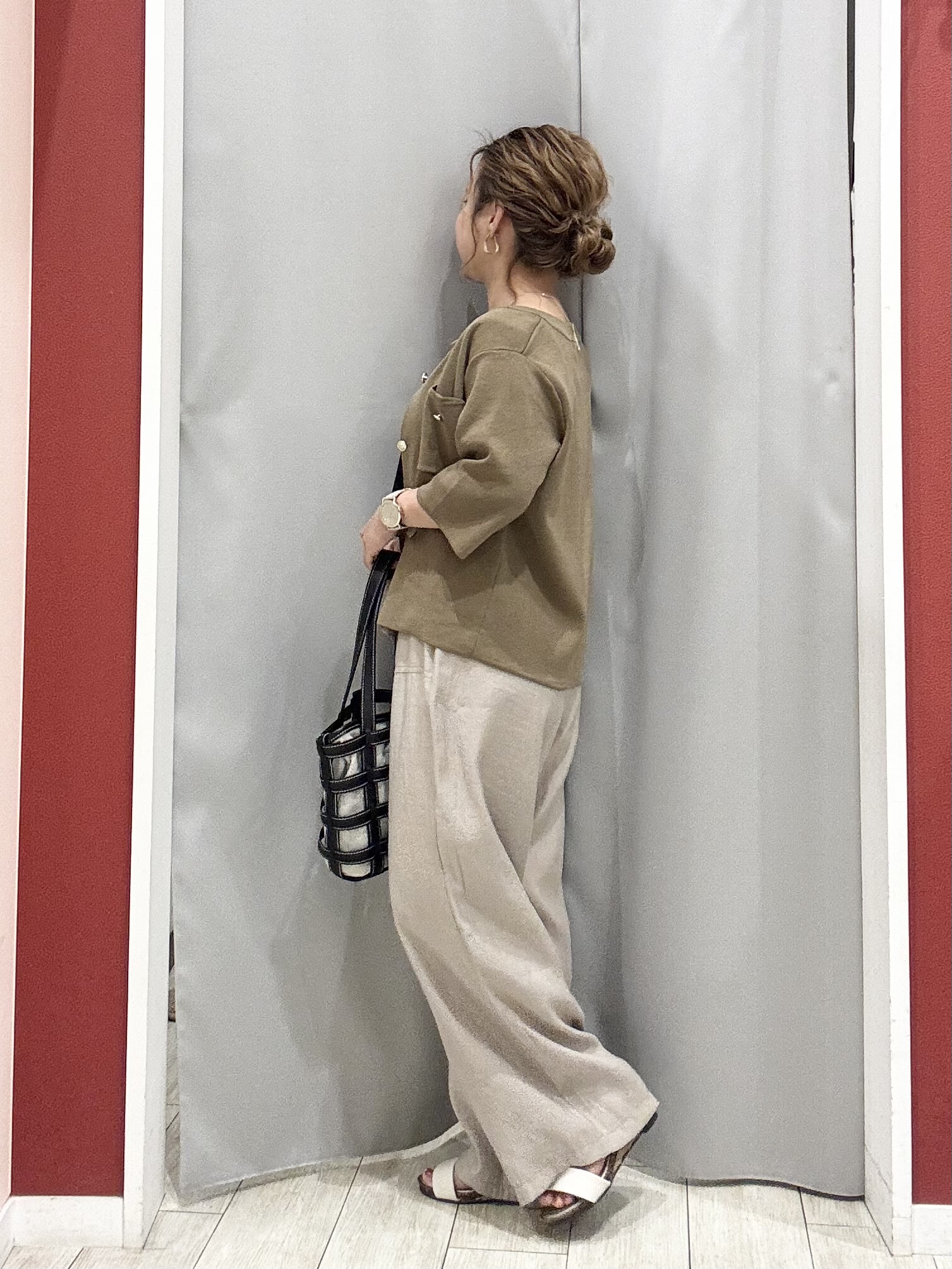 shioさんの「SHOO･LA･RUE｜【洗濯機可】スクエアネックが小顔効果に　きらきらラメタンクトップ」を使ったコーディネート