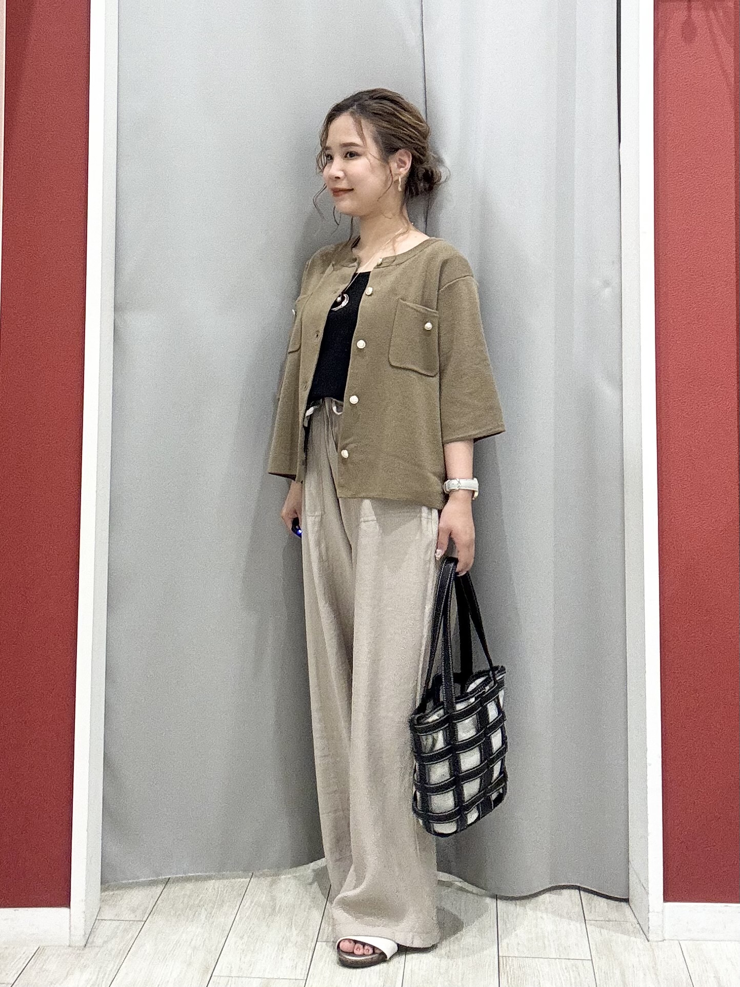 shioさんの「SHOO･LA･RUE｜【洗濯機可】スクエアネックが小顔効果に　きらきらラメタンクトップ」を使ったコーディネート