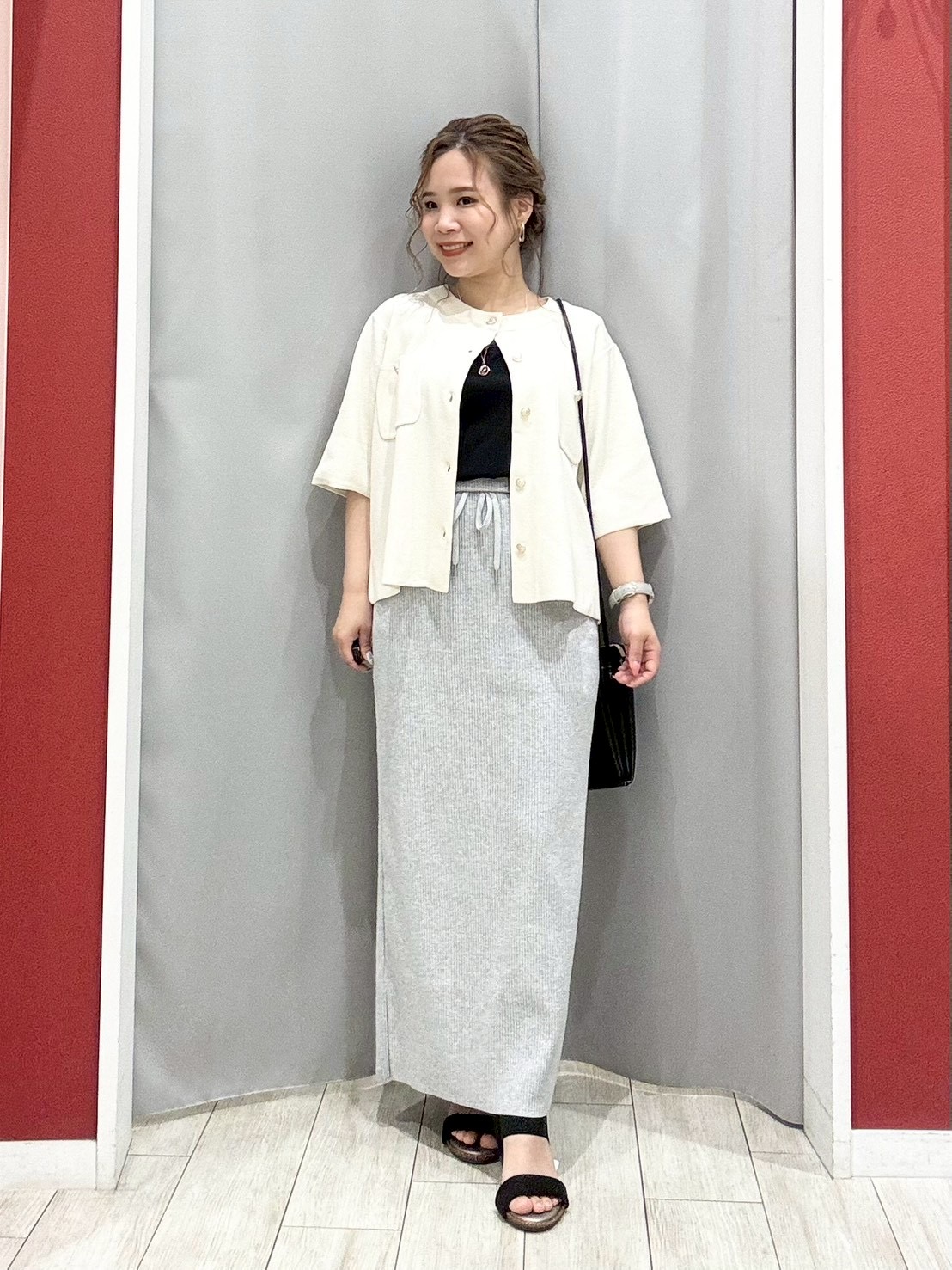 shioさんの「SHOO･LA･RUE｜【洗濯機可】スクエアネックが小顔効果に　きらきらラメタンクトップ」を使ったコーディネート