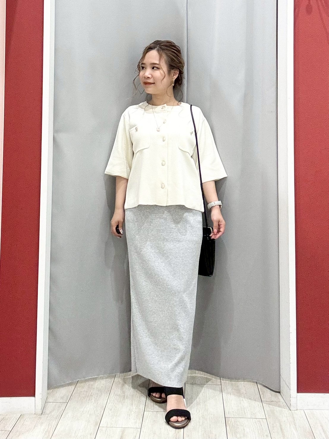 shioさんの「SHOO･LA･RUE｜【洗濯機可】スクエアネックが小顔効果に　きらきらラメタンクトップ」を使ったコーディネート