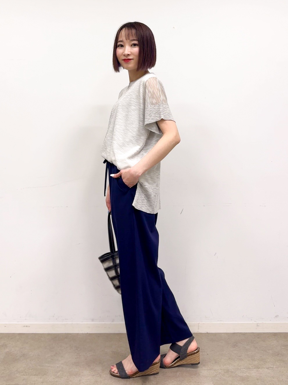 𝐜𝐡𝐢𝐤𝐚さんの「SHOO･LA･RUE｜【2点セット/S-LL/体型カバー】さらりと涼し気 シアーニット+タンクトップ」を使ったコーディネート