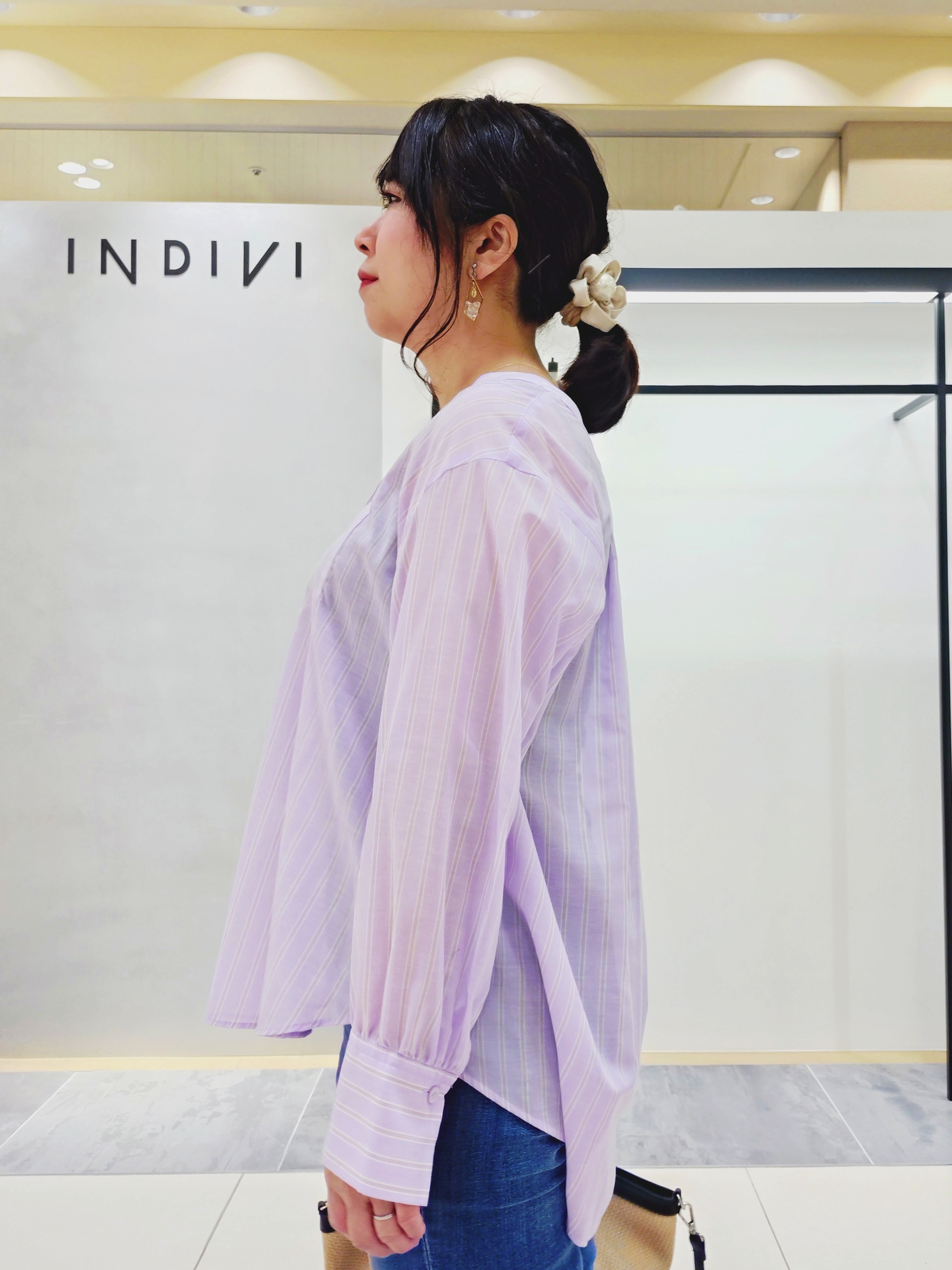TOMOMIさんの「INDIVI｜【洗える／軽やか】無地＆ストライプ柄 切替タックブラウス」を使ったコーディネート