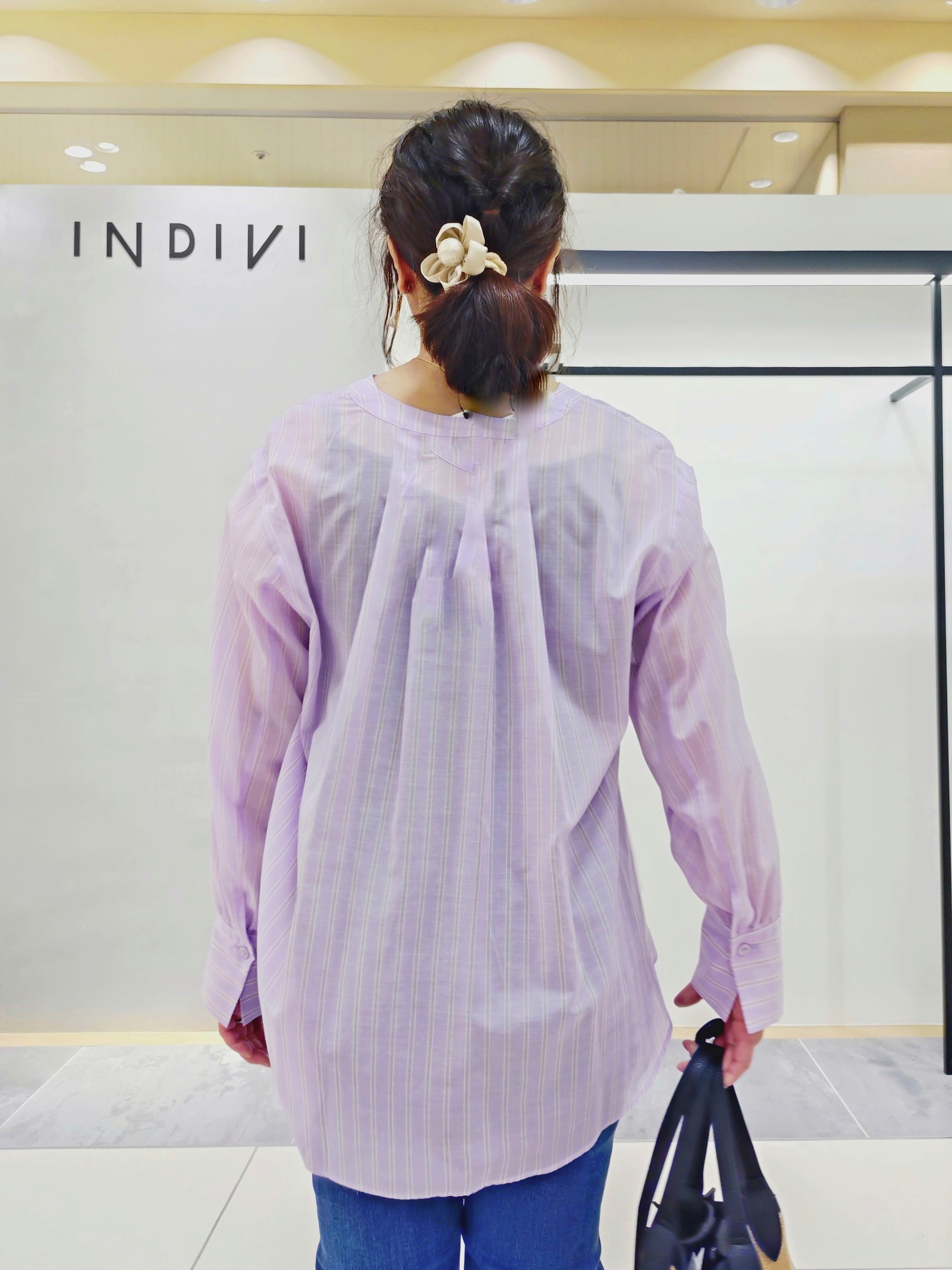 TOMOMIさんの「INDIVI｜【洗える／軽やか】無地＆ストライプ柄 切替タックブラウス」を使ったコーディネート