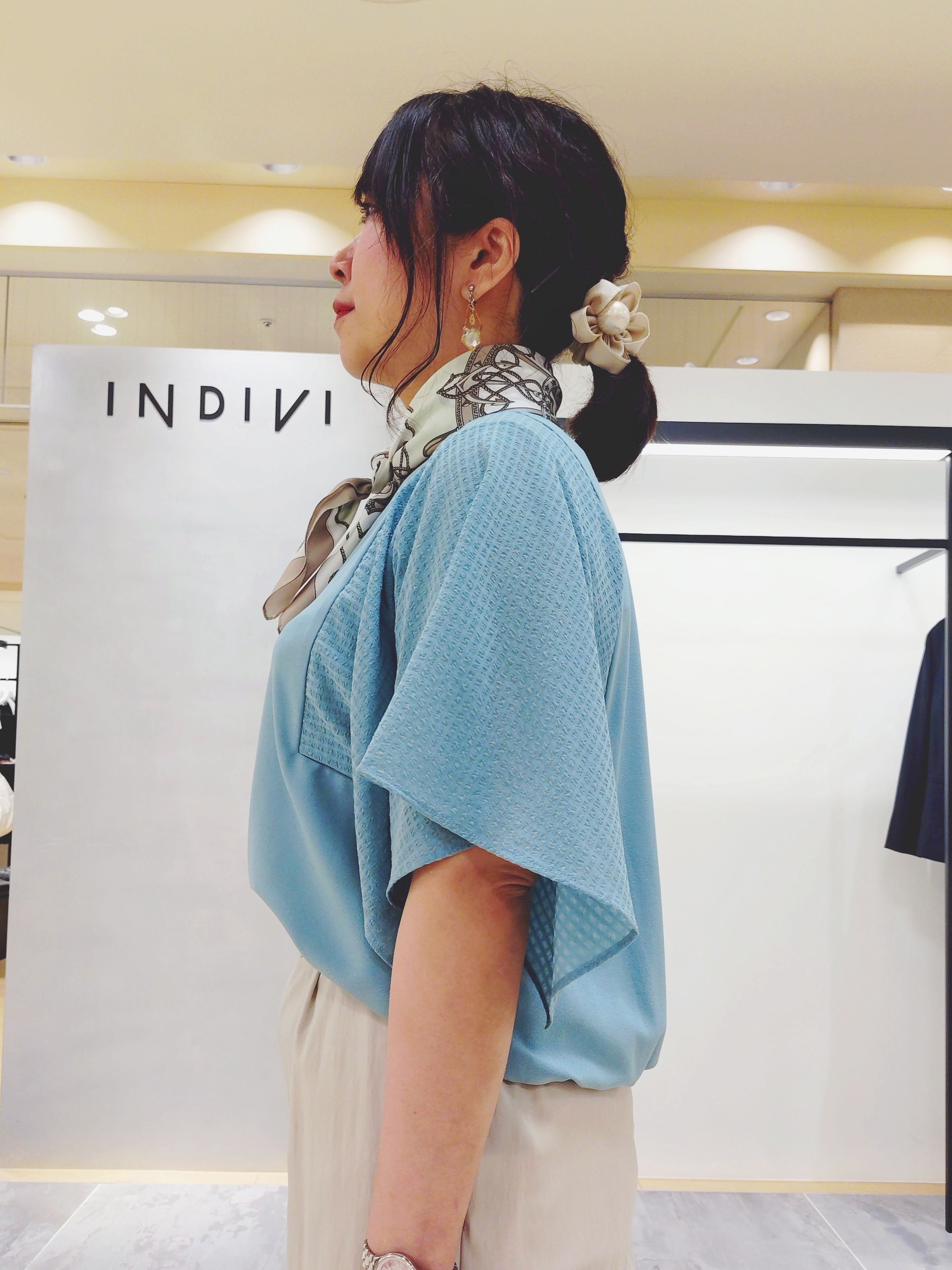 TOMOMIさんの「INDIVI｜【洗える／シアーチェック柄】異素材コンビスリーブトップス」を使ったコーディネート