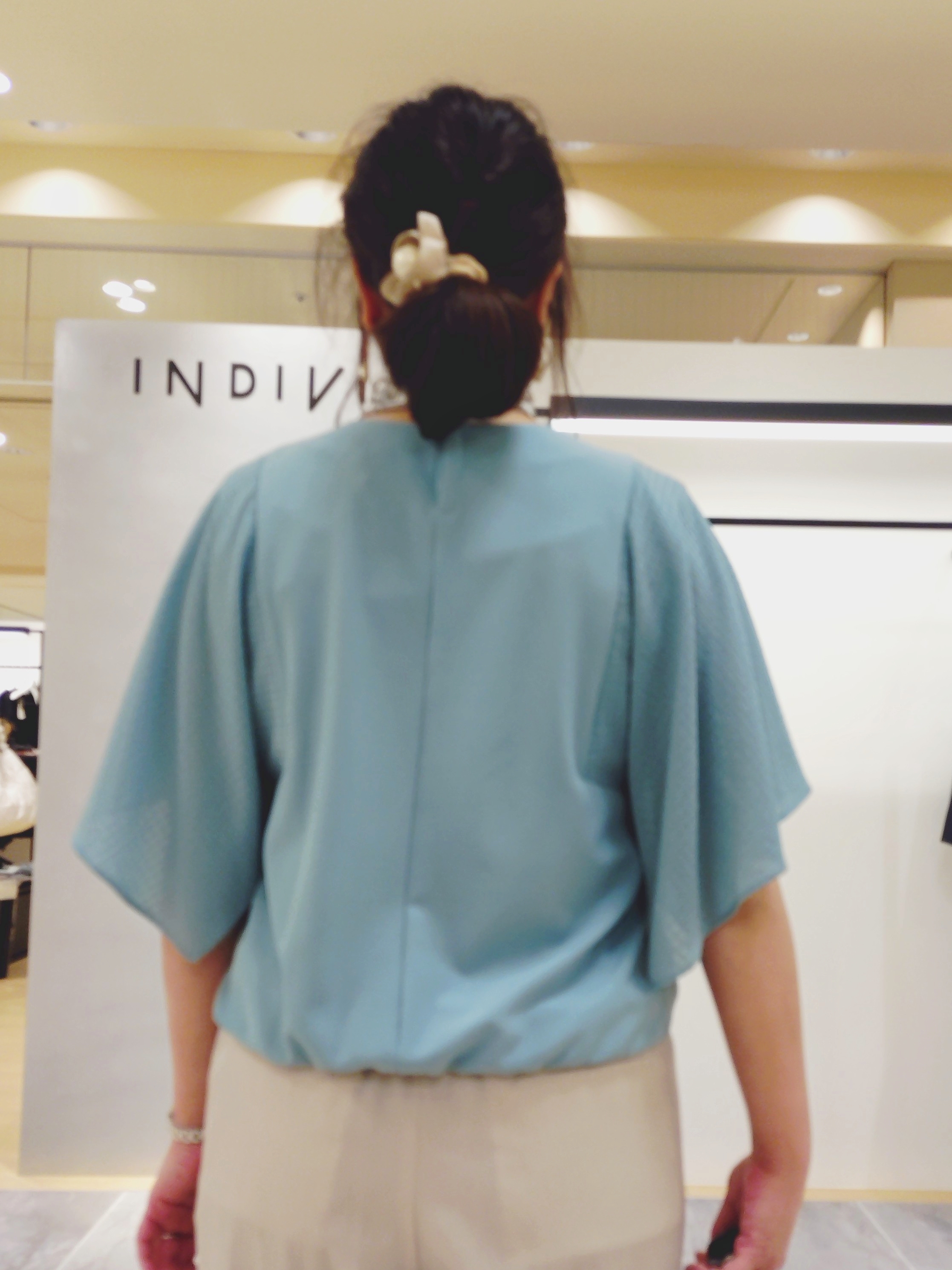 TOMOMIさんの「INDIVI｜【洗える／シアーチェック柄】異素材コンビスリーブトップス」を使ったコーディネート