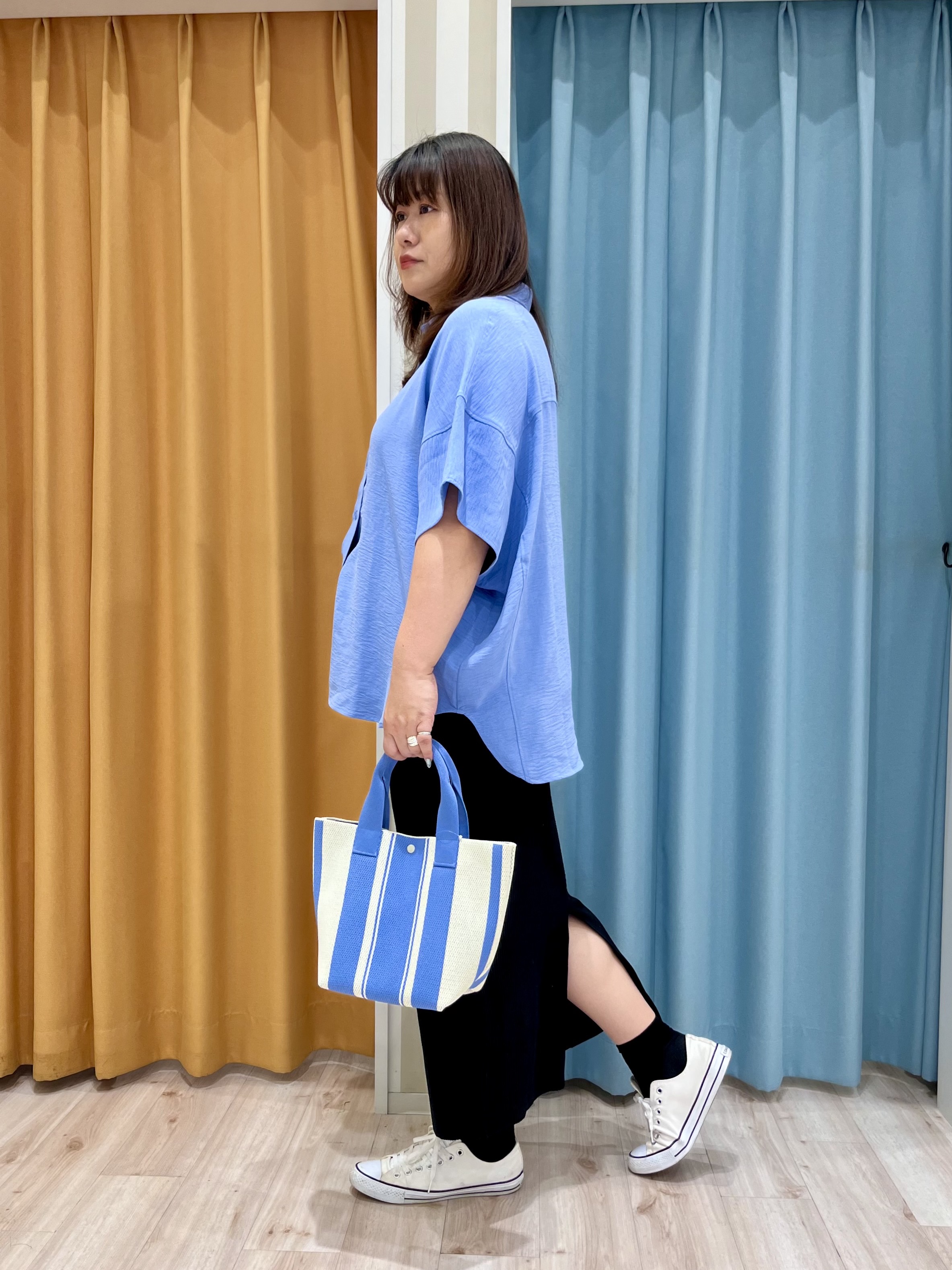 TUMU-TUMUさんの「SHOO･LA･RUE｜【高レビュー/洗濯後しわになりにくい/体型カバー】きちんとゆるっと 大人の抜け感 ポンチョ風カラーシ」を使ったコーディネート