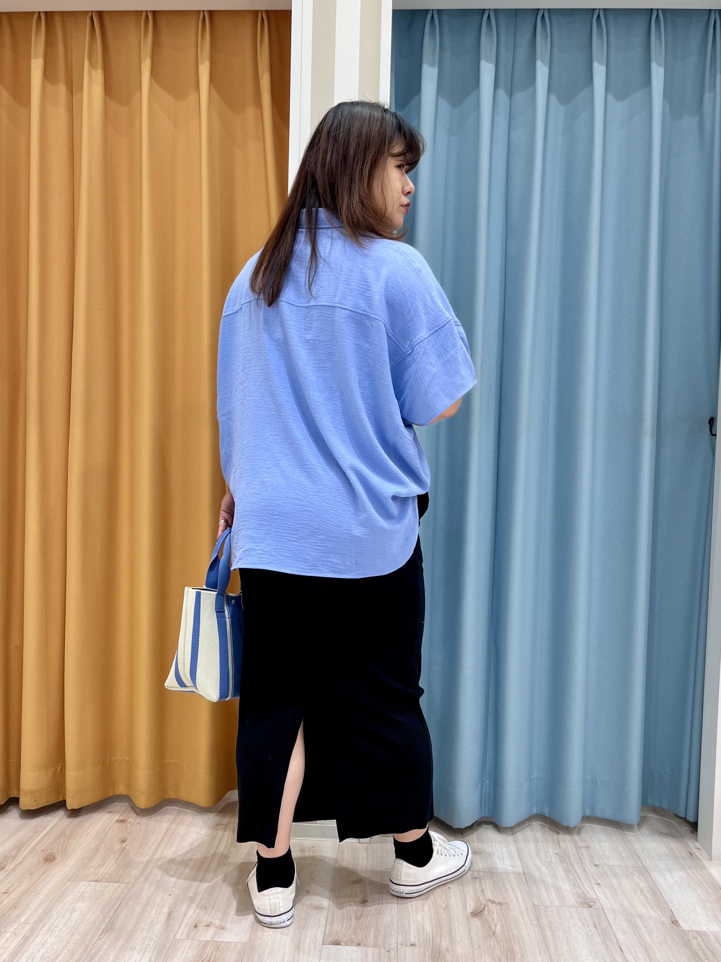 TUMU-TUMUさんの「SHOO･LA･RUE｜【高レビュー/洗濯後しわになりにくい/体型カバー】きちんとゆるっと 大人の抜け感 ポンチョ風カラーシ」を使ったコーディネート