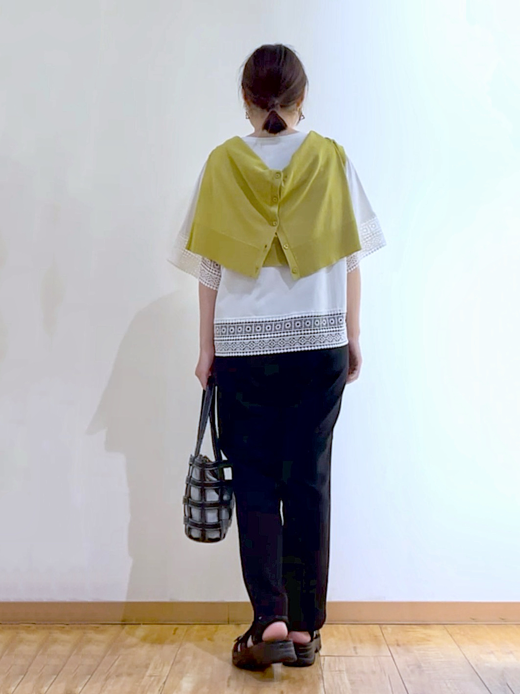 かのさんの「SHOO･LA･RUE｜【洗濯機可/UV】さらっとしたタッチが心地よい ショート丈 Vネックカーディガン」を使ったコーディネート