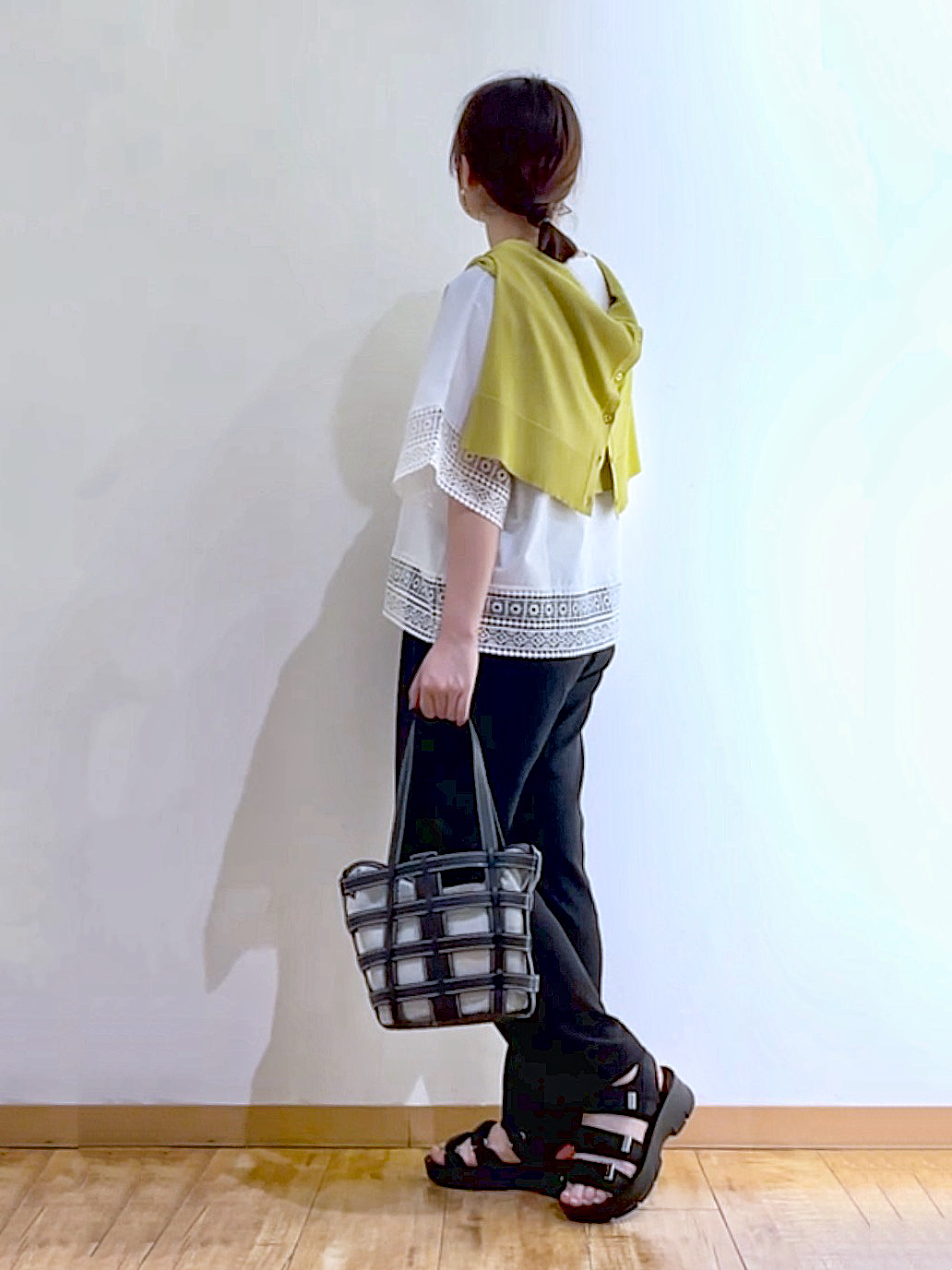 かのさんの「SHOO･LA･RUE｜【洗濯機可/UV】さらっとしたタッチが心地よい ショート丈 Vネックカーディガン」を使ったコーディネート