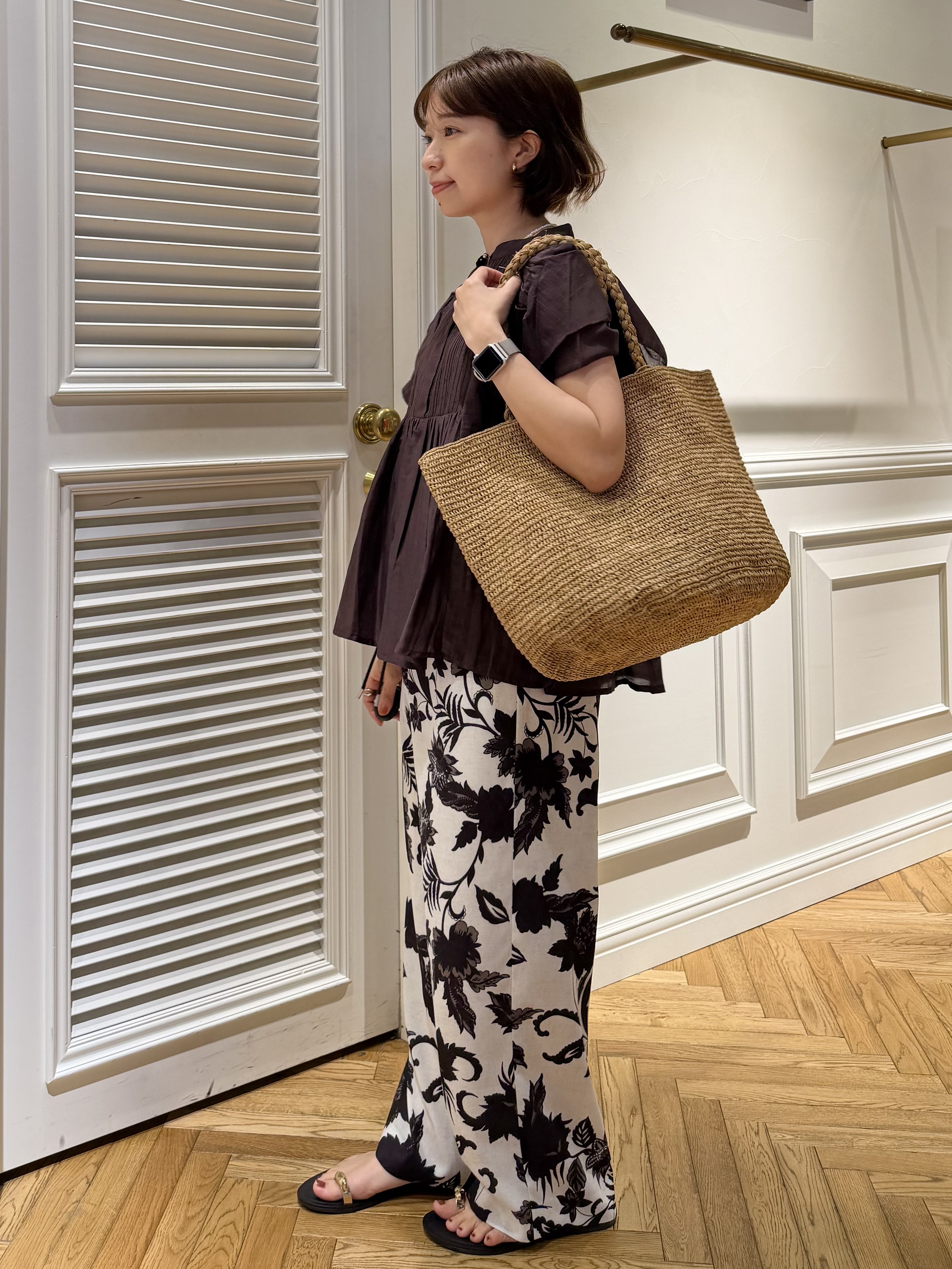 つじ まこさんの「DRESSTERIOR｜コットンシルク ラッフルスリーブ ブラウス」を使ったコーディネート