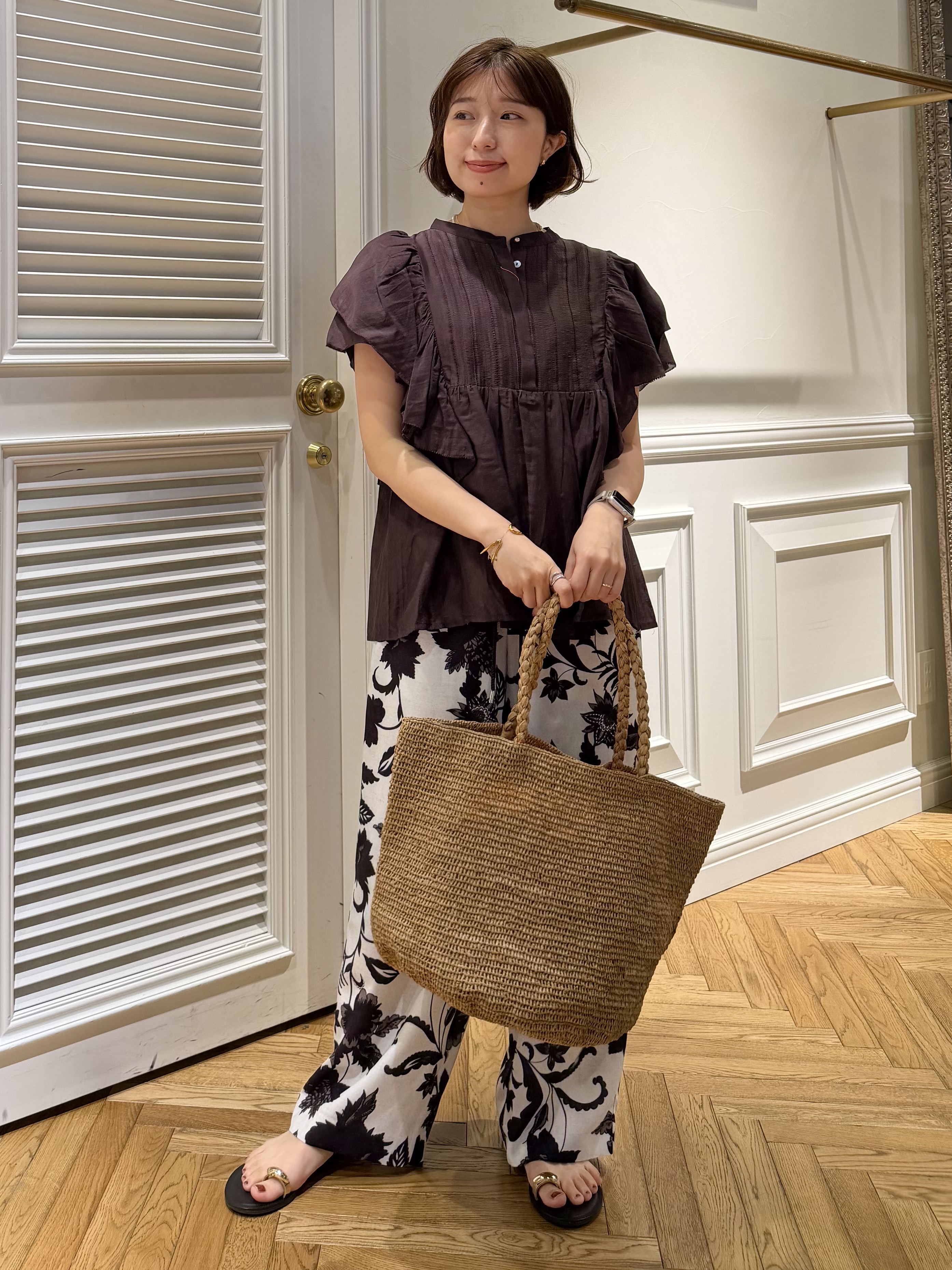 つじ まこさんの「DRESSTERIOR｜コットンシルク ラッフルスリーブ ブラウス」を使ったコーディネート