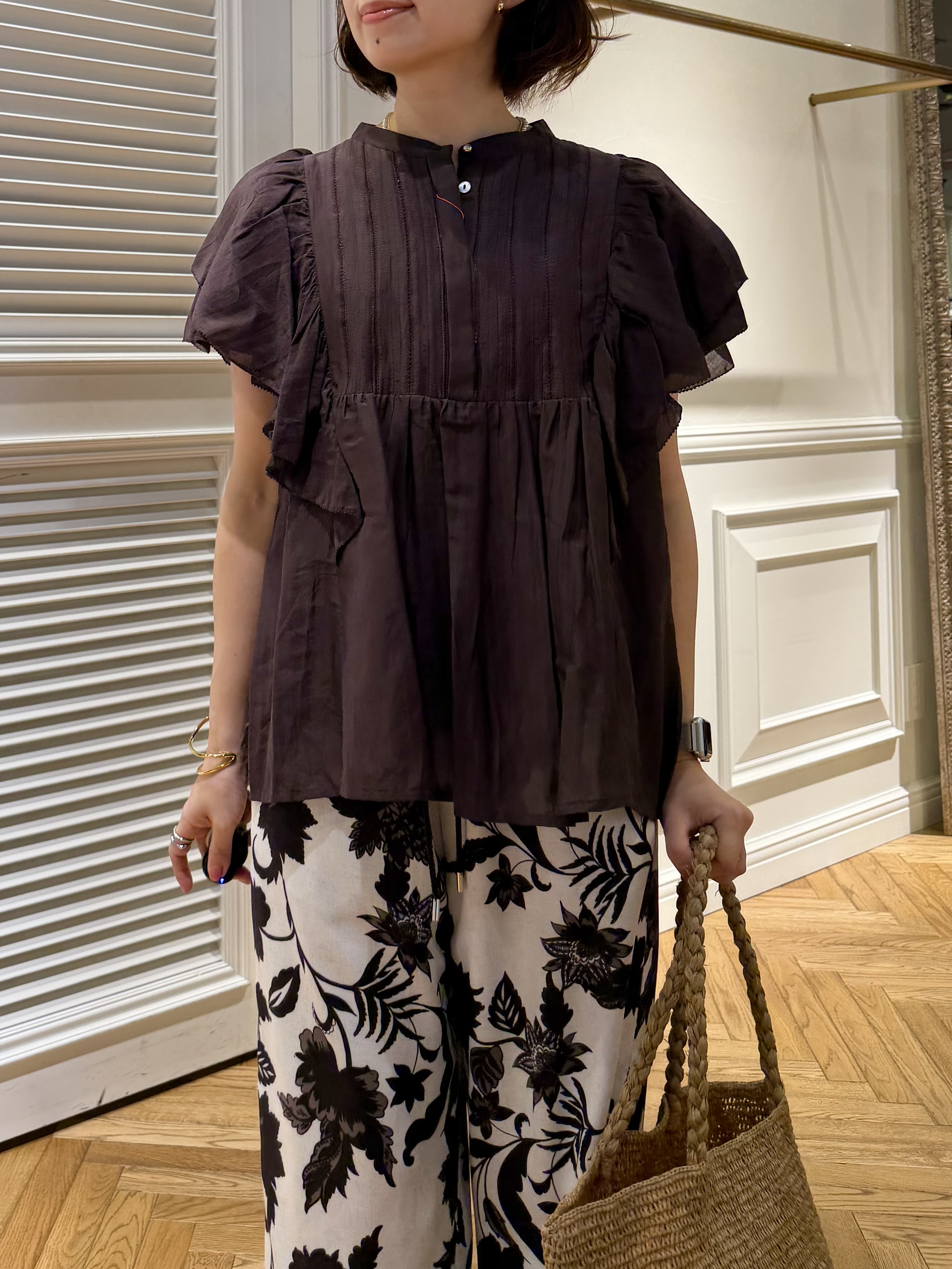 つじ まこさんの「DRESSTERIOR｜コットンシルク ラッフルスリーブ ブラウス」を使ったコーディネート