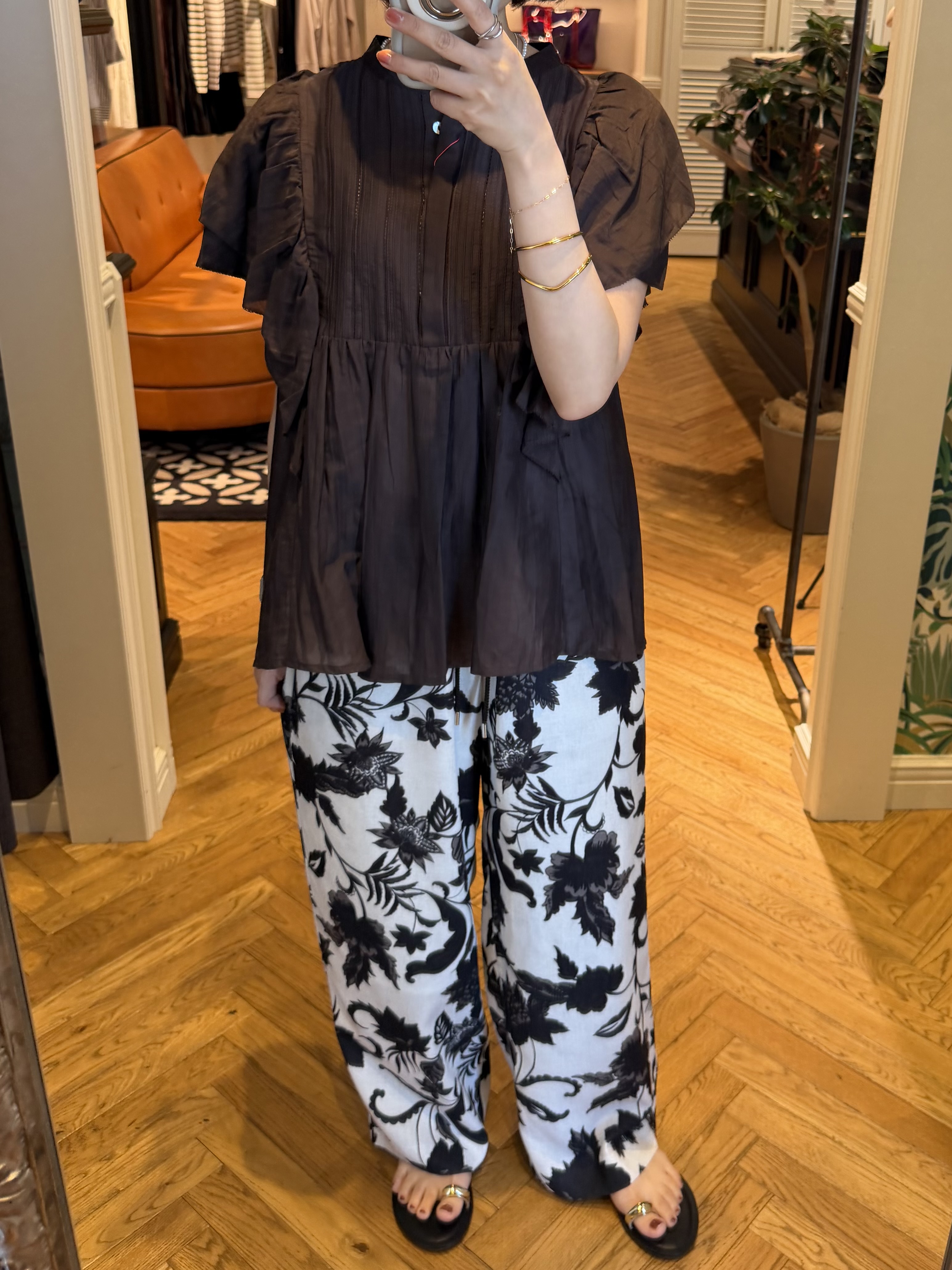 つじ まこさんの「DRESSTERIOR｜コットンシルク ラッフルスリーブ ブラウス」を使ったコーディネート