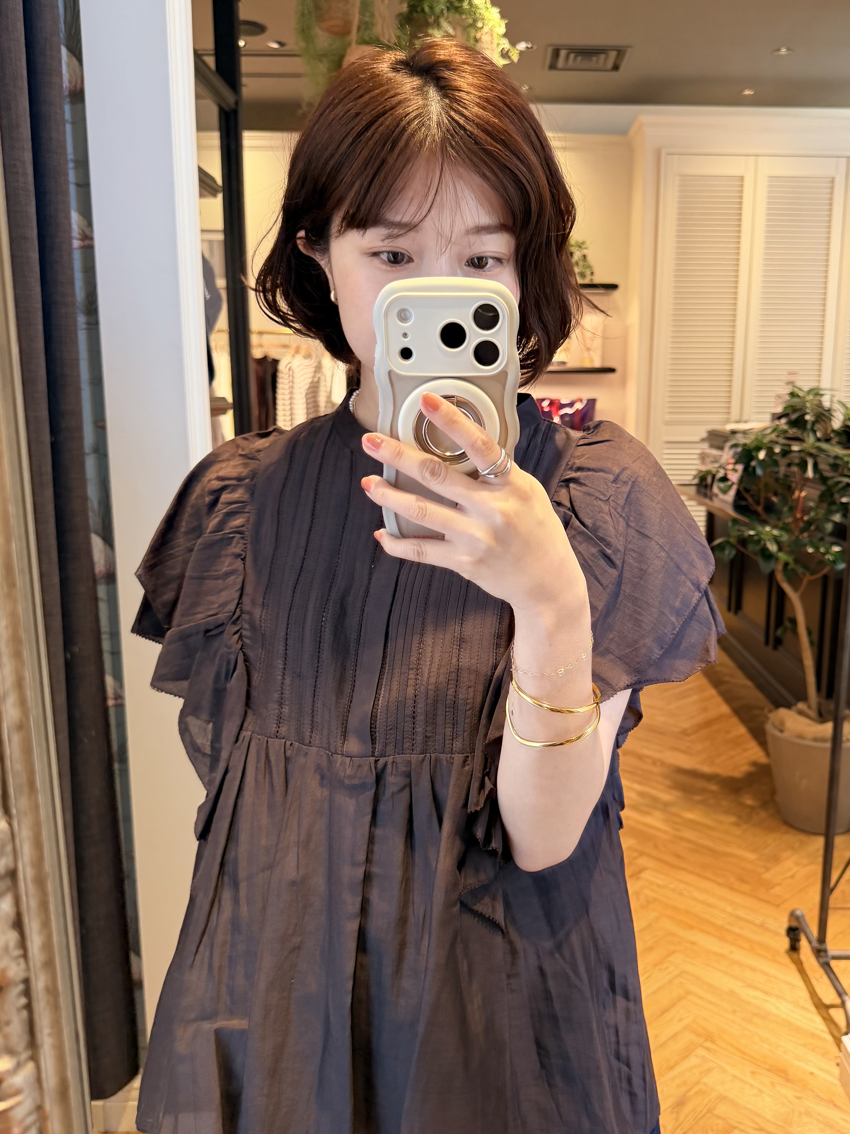 つじ まこさんの「DRESSTERIOR｜コットンシルク ラッフルスリーブ ブラウス」を使ったコーディネート