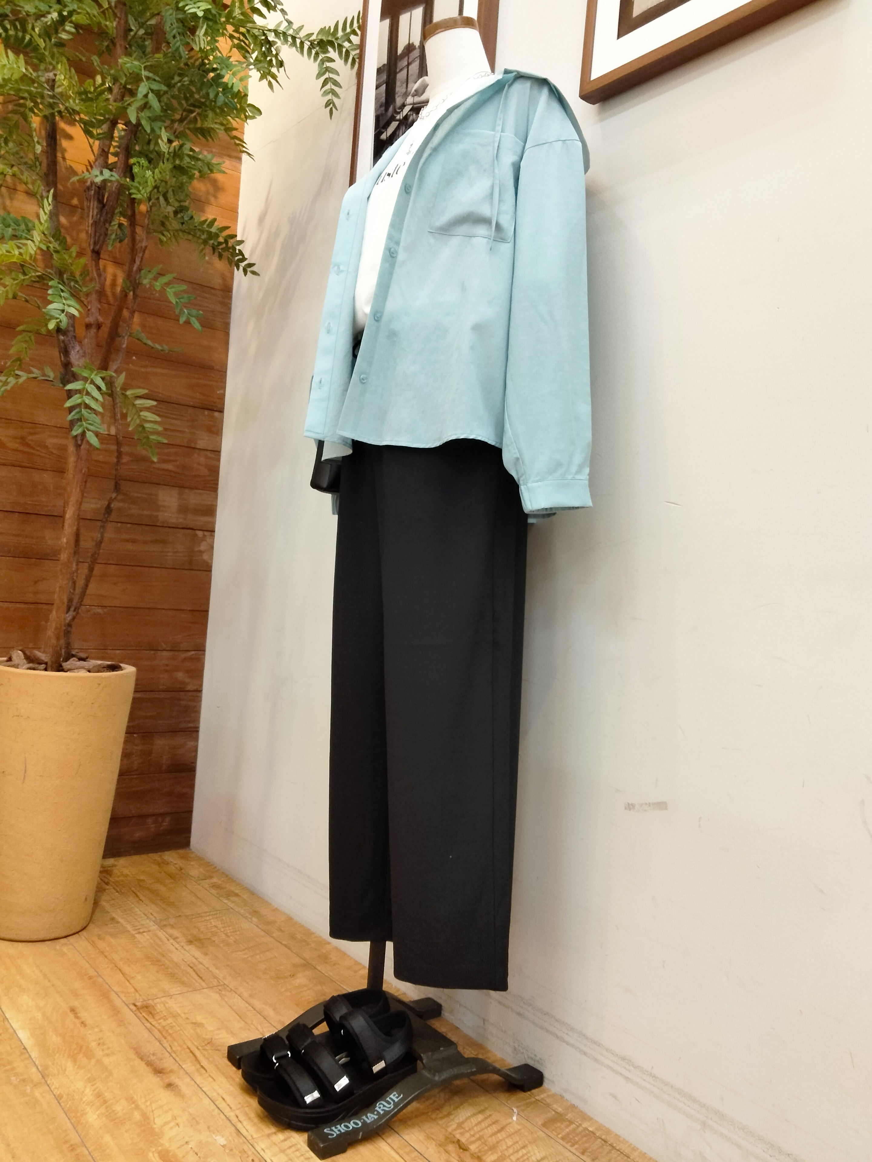 うっちーさんの「SHOO･LA･RUE｜【通気性〇/洗濯機可/S-LL】UVカット機能付き ライトな着心地シャツパーカ」を使ったコーディネート