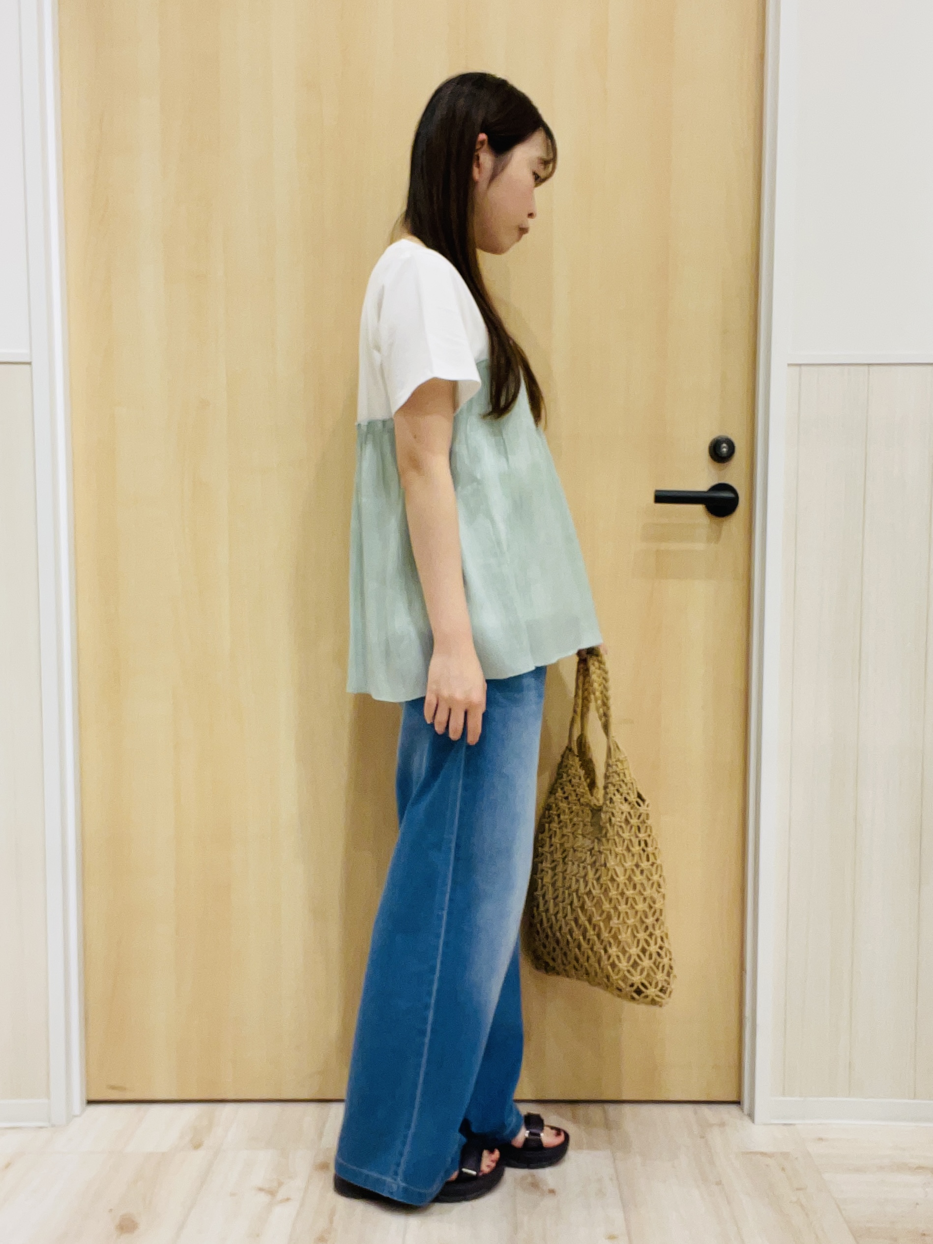 minamiさんの「SHOO･LA･RUE｜【体型カバー】1枚でインせず決まる きらきらビスチェ風Tシャツ」を使ったコーディネート