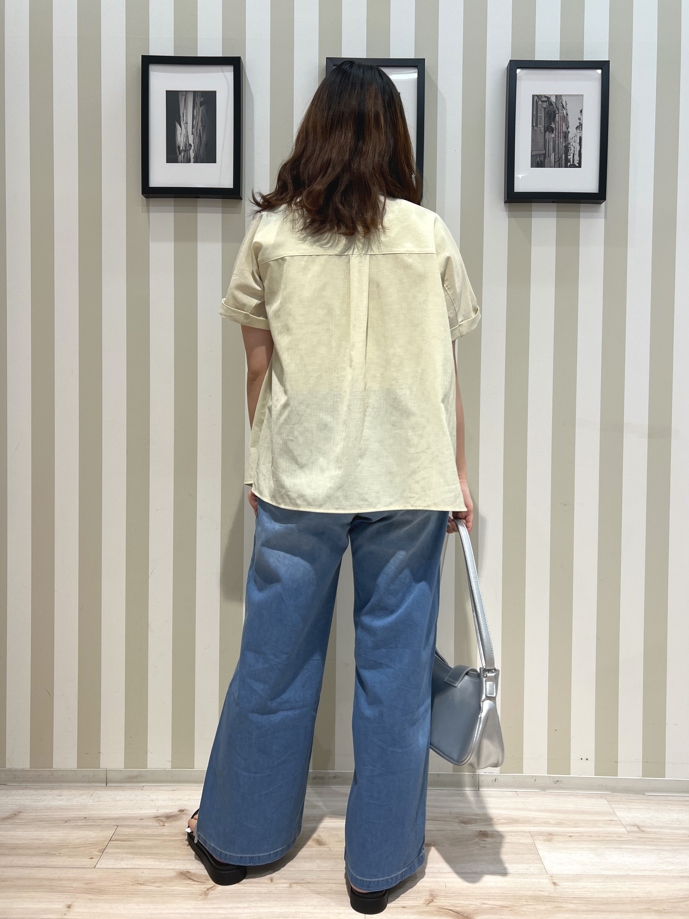 manaさんの「SHOO･LA･RUE｜【通気性〇/UV/S-LL】風が通り抜ける 半袖バンドカラーシアーシャツ」を使ったコーディネート