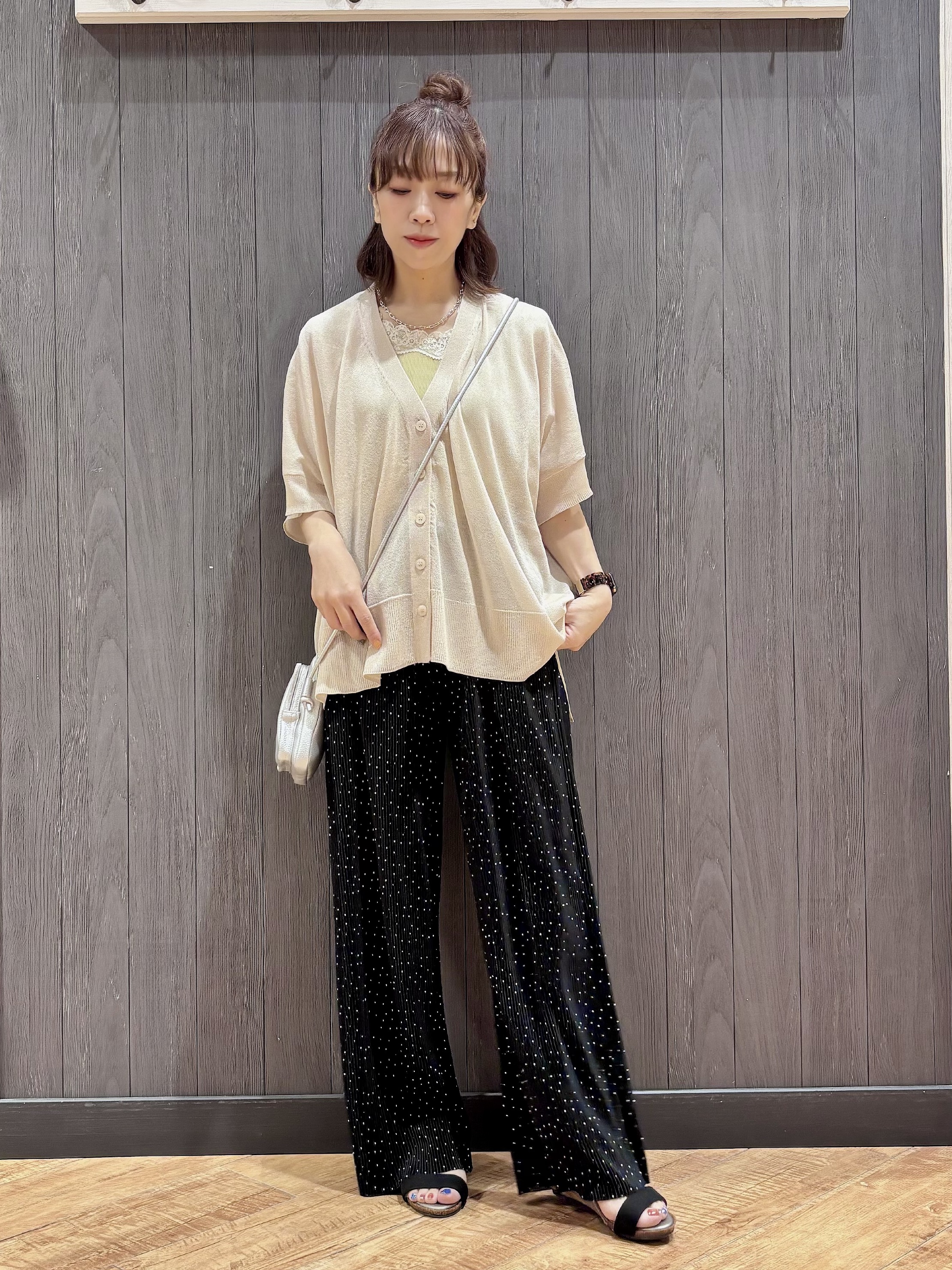 meiさんの「SHOO･LA･RUE｜【洗濯機可/体型カバー】上品ラメがきらめく シアーポンチョ風カーディガン」を使ったコーディネート
