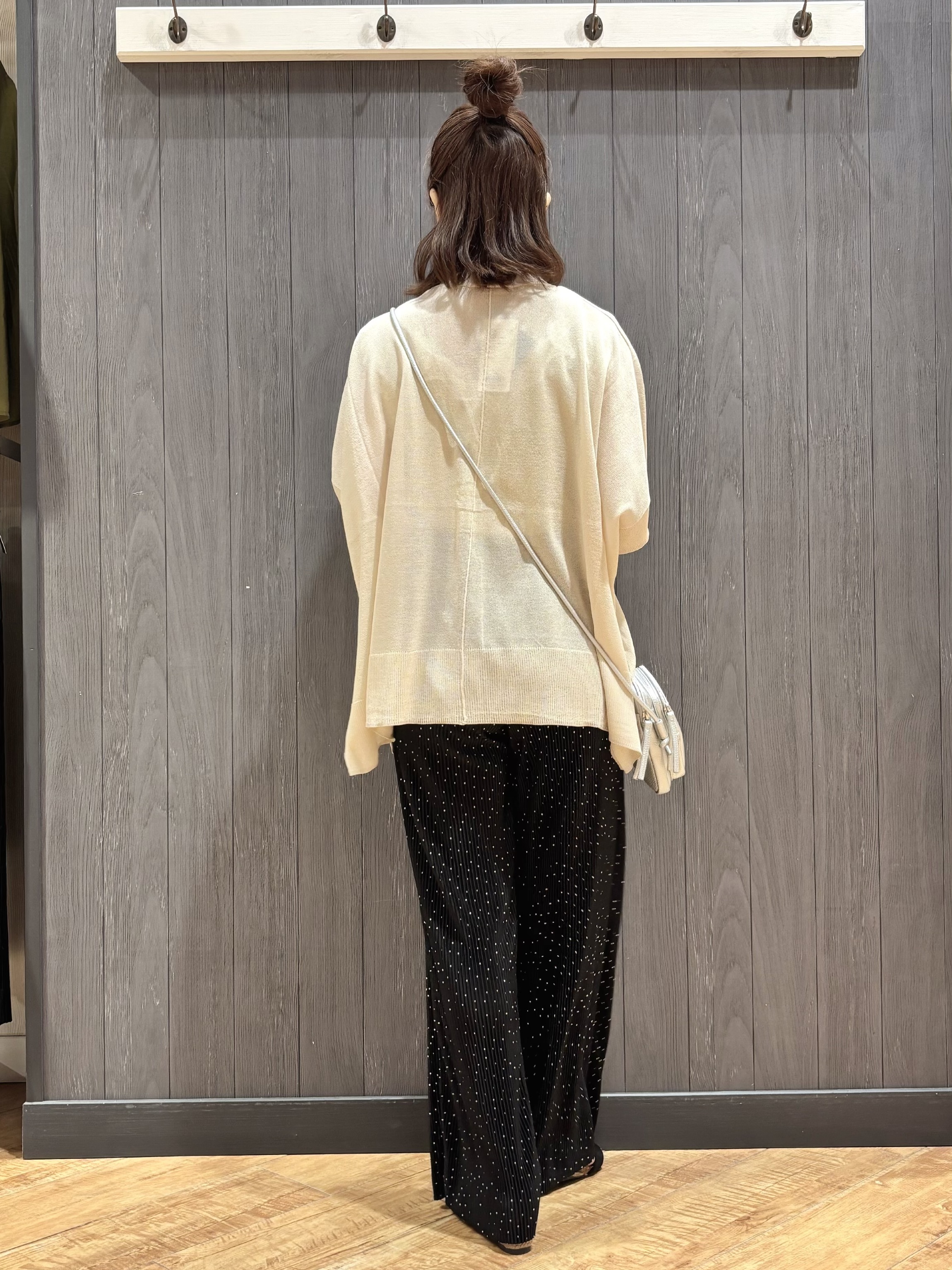 meiさんの「SHOO･LA･RUE｜【洗濯機可/体型カバー】上品ラメがきらめく シアーポンチョ風カーディガン」を使ったコーディネート