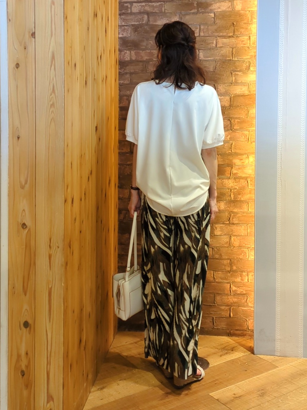 massuさんの「SHOO･LA･RUE｜【洗濯後しわになりにくい】インせず着られる さらっとタッチのドルマンブラウス」を使ったコーディネート