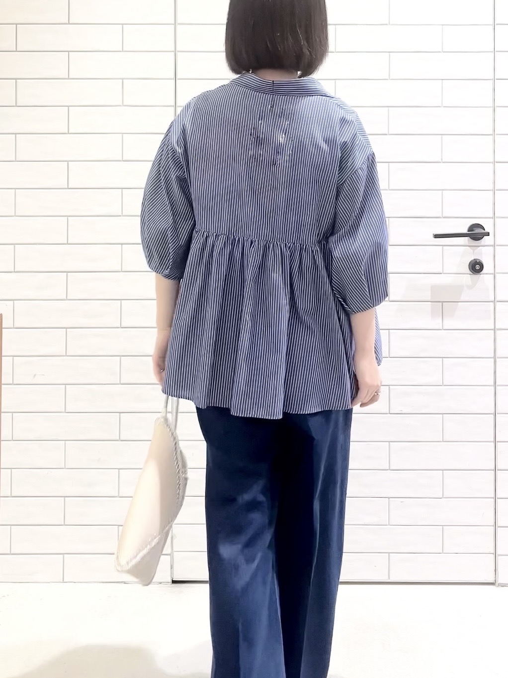 しおりさんの「OPAQUE.CLIP｜スキッパーペプラムブラウス【洗濯機OK】」を使ったコーディネート