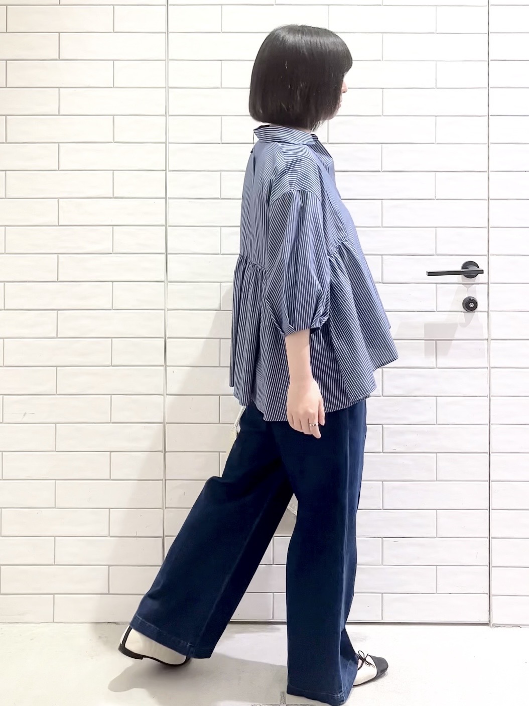しおりさんの「OPAQUE.CLIP｜スキッパーペプラムブラウス【洗濯機OK】」を使ったコーディネート