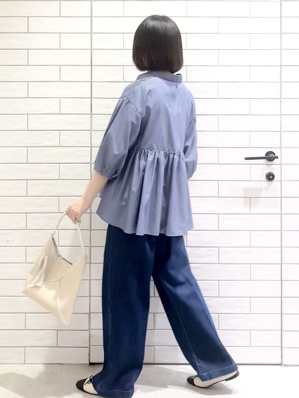 しおりさんの「OPAQUE.CLIP｜スキッパーペプラムブラウス【洗濯機OK】」を使ったコーディネート