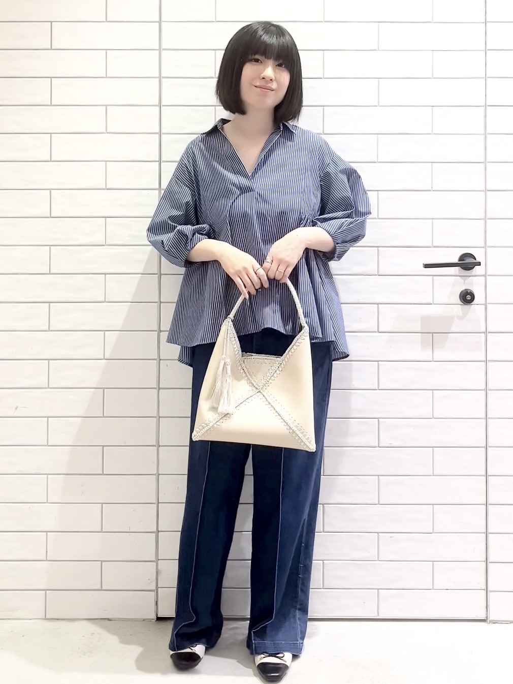 しおりさんの「OPAQUE.CLIP｜スキッパーペプラムブラウス【洗濯機OK】」を使ったコーディネート