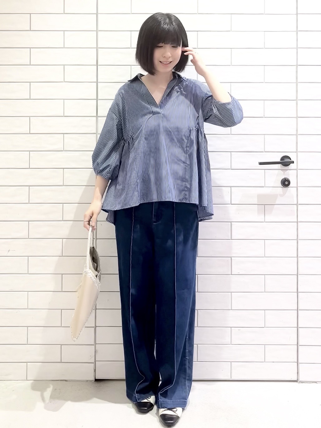 しおりさんの「OPAQUE.CLIP｜スキッパーペプラムブラウス【洗濯機OK】」を使ったコーディネート