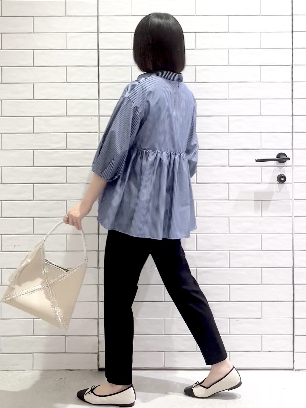 しおりさんの「OPAQUE.CLIP｜スキッパーペプラムブラウス【洗濯機OK】」を使ったコーディネート