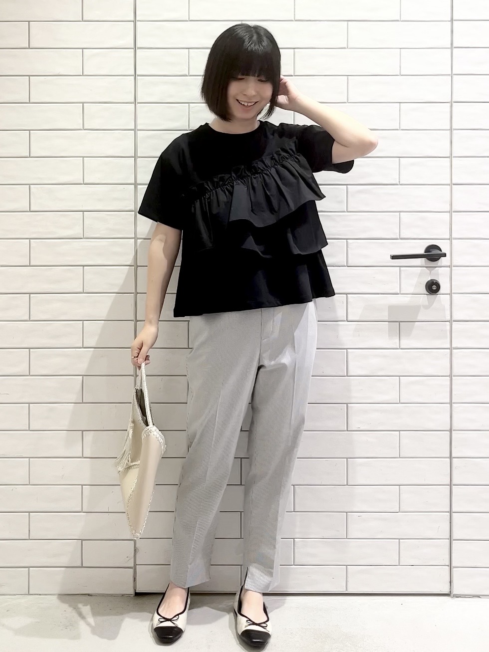 しおりさんの「OPAQUE.CLIP｜【接触冷感】アシメフリルドッキングカットソー《洗濯機OK》」を使ったコーディネート