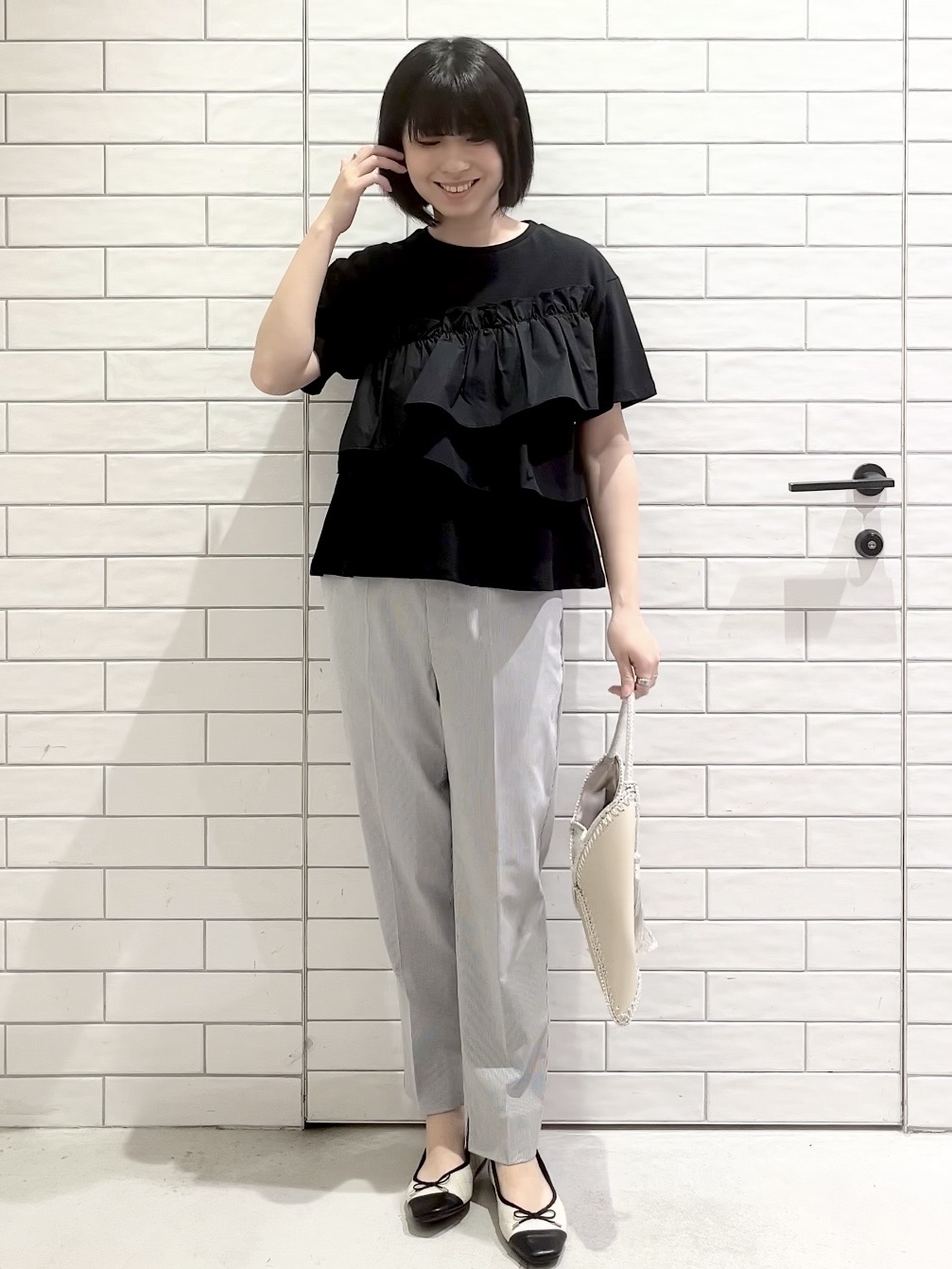 しおりさんの「OPAQUE.CLIP｜【接触冷感】アシメフリルドッキングカットソー《洗濯機OK》」を使ったコーディネート