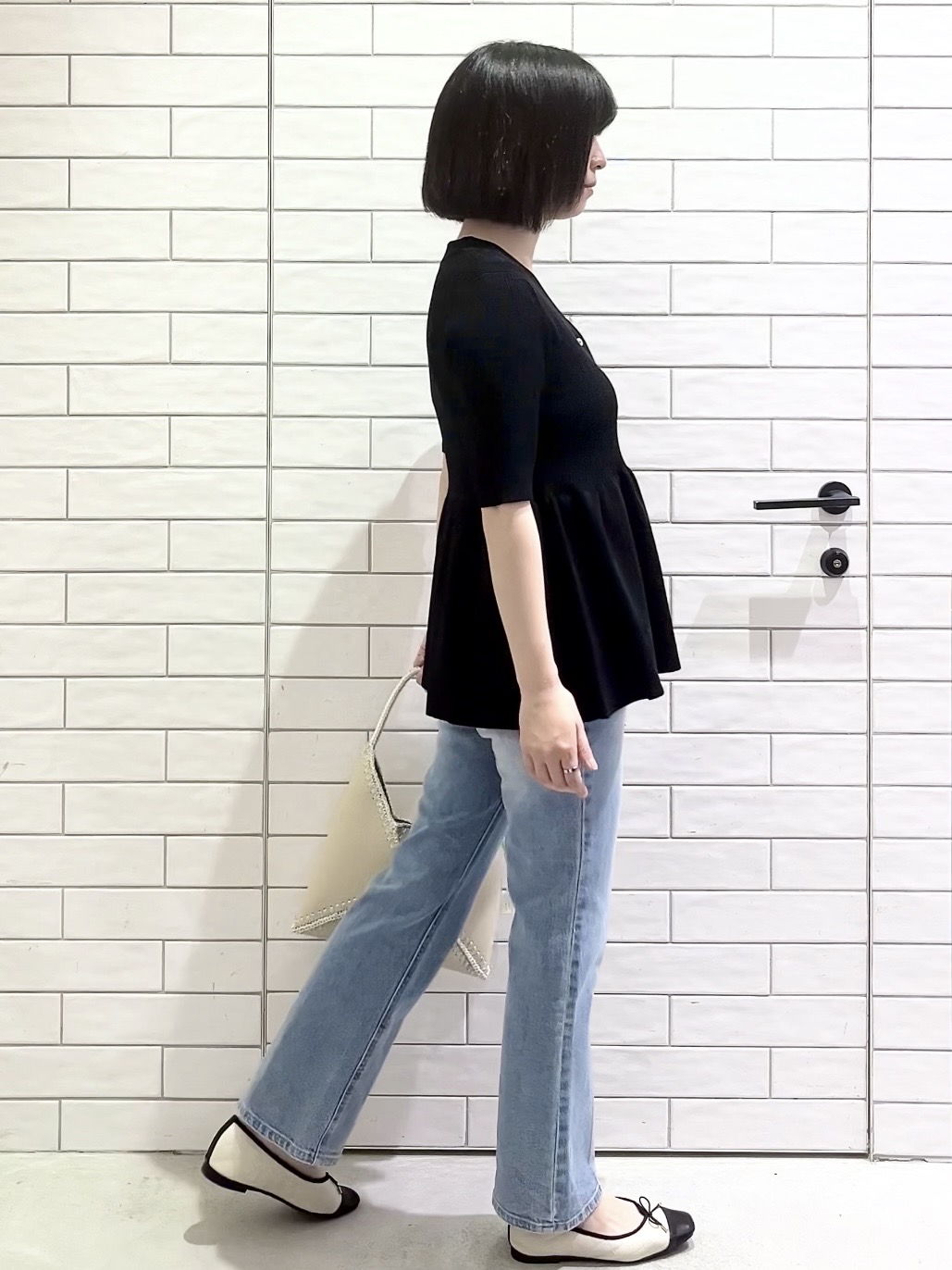 しおりさんの「OPAQUE.CLIP｜ペプラムVネックニットカーディガン【洗濯機OK／抗ピル】」を使ったコーディネート