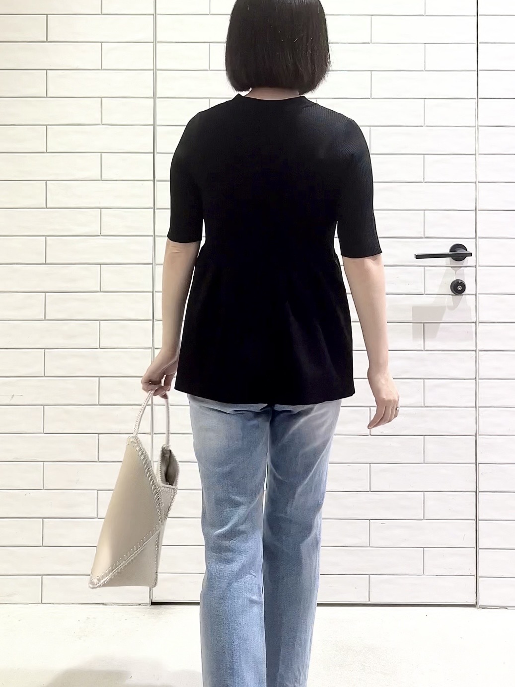 しおりさんの「OPAQUE.CLIP｜ペプラムVネックニットカーディガン【洗濯機OK／抗ピル】」を使ったコーディネート